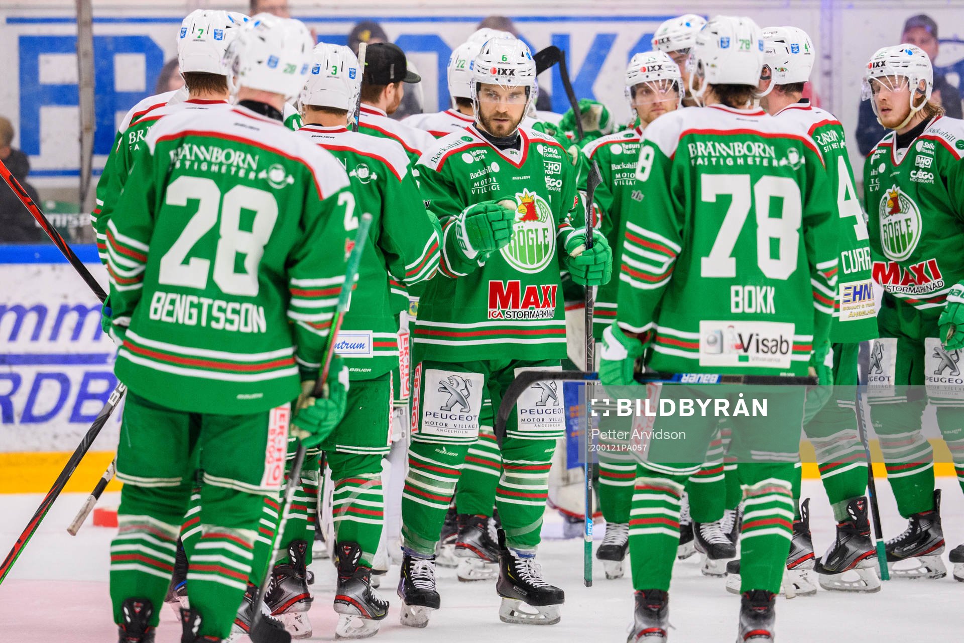 Rögles Craig Schira jublar med lagkamrater