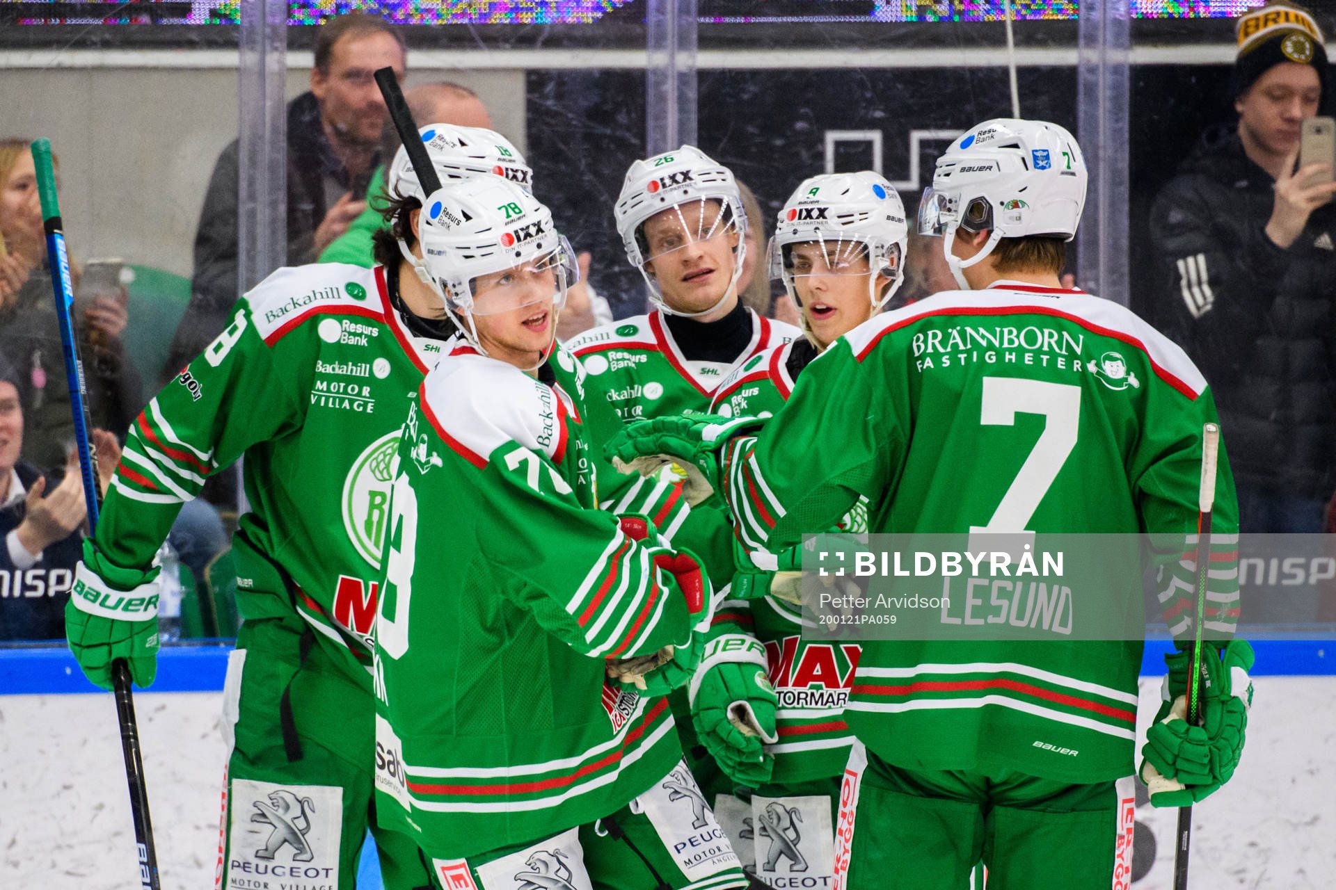Rögles Dominik Bokk jublar med lagkamrater