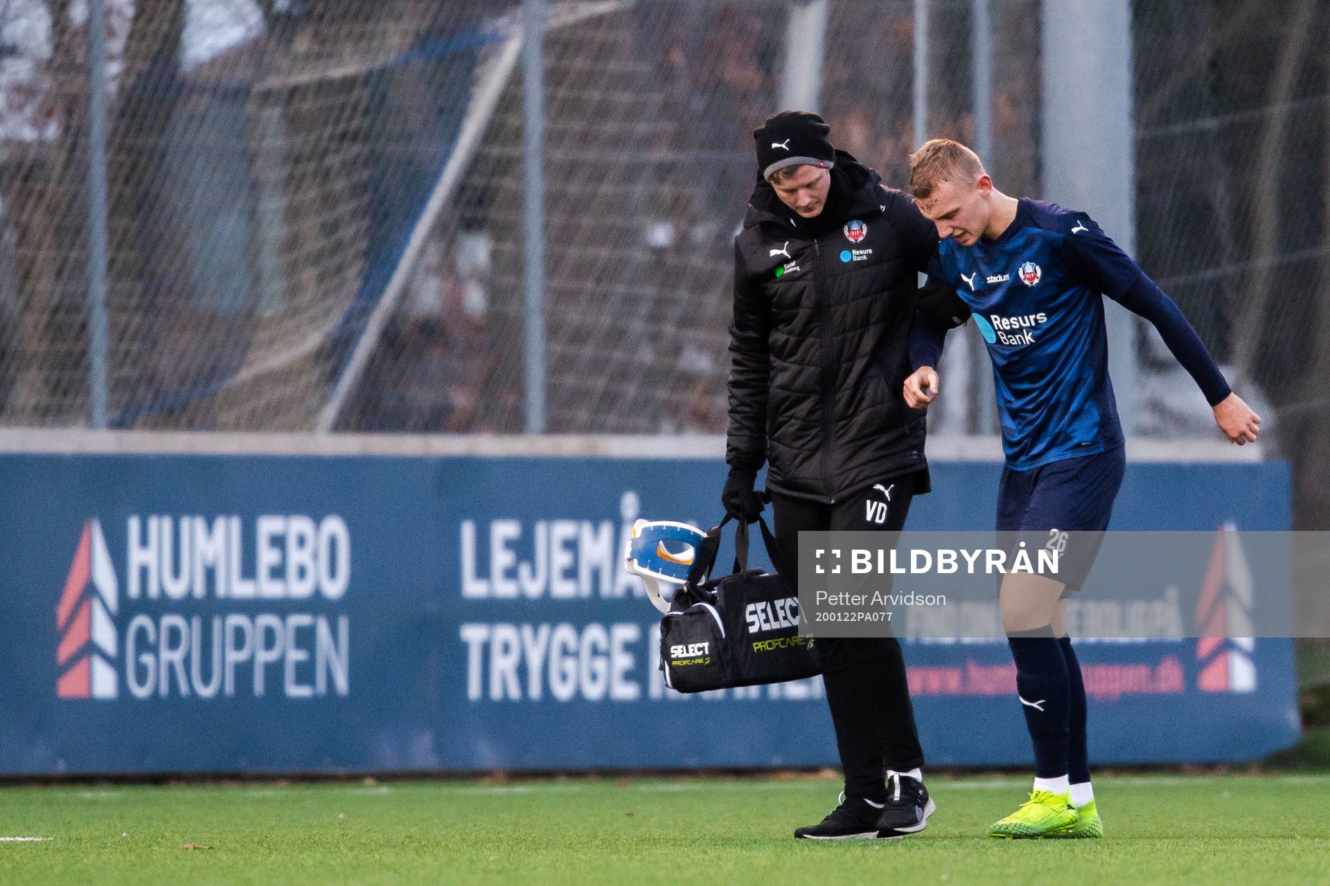 Helsingborgs Jakob Voelkerling Persson får hjälp av planen