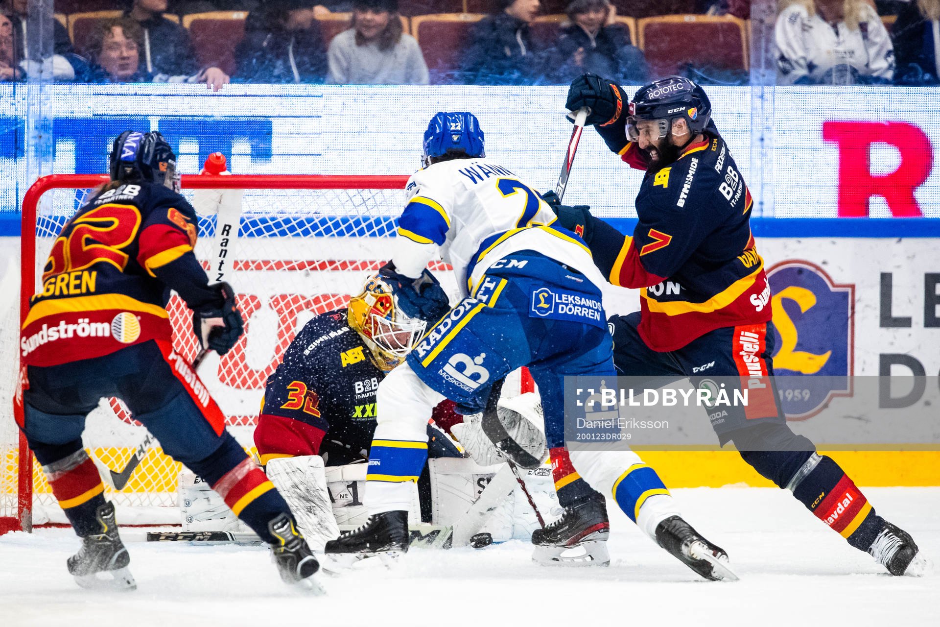 Leksands Sebastian Wännström oroar framför Djurgårdens