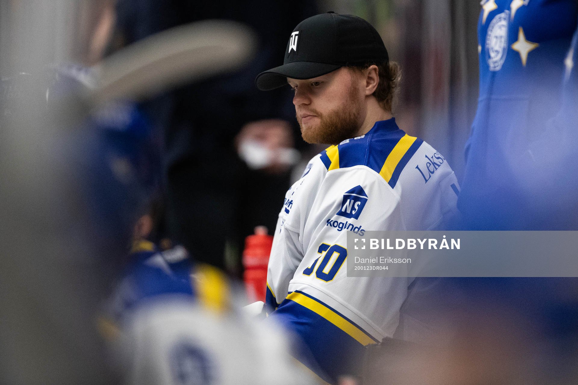 Leksands målvakt Janne Juvonen deppar i båset