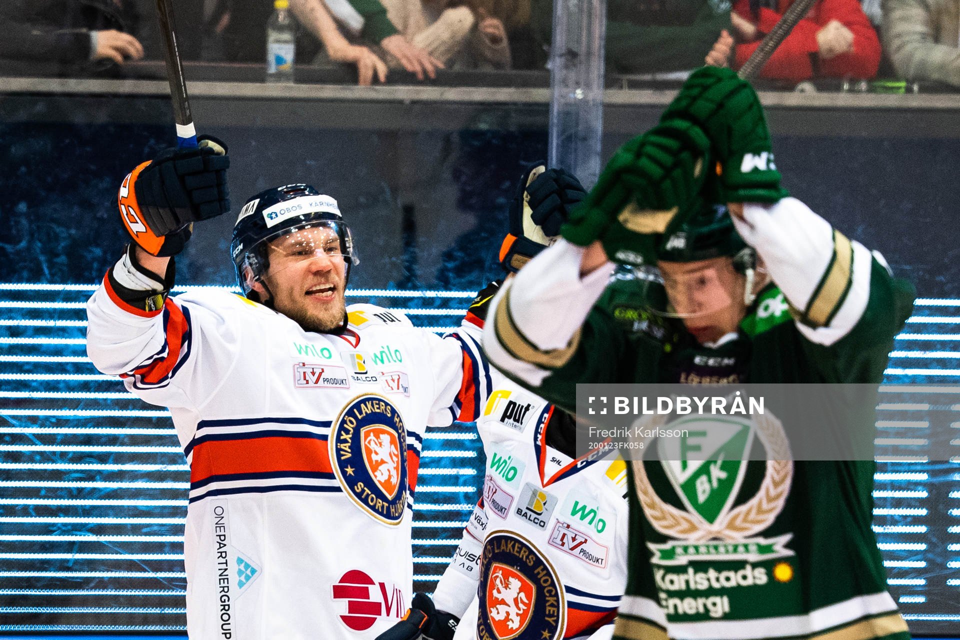 Växjös Ilari Melart  jublar samtidigt som Färjestads