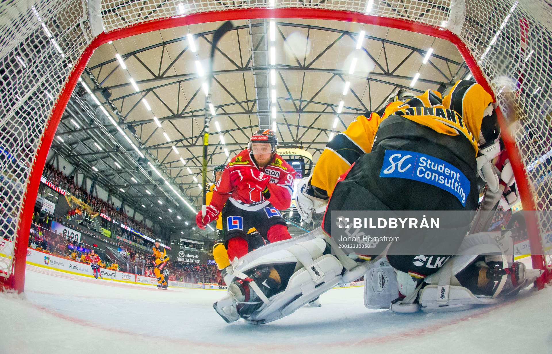 Örebros Robin Kovacs och Luleås målvakt Joel Lassinantti