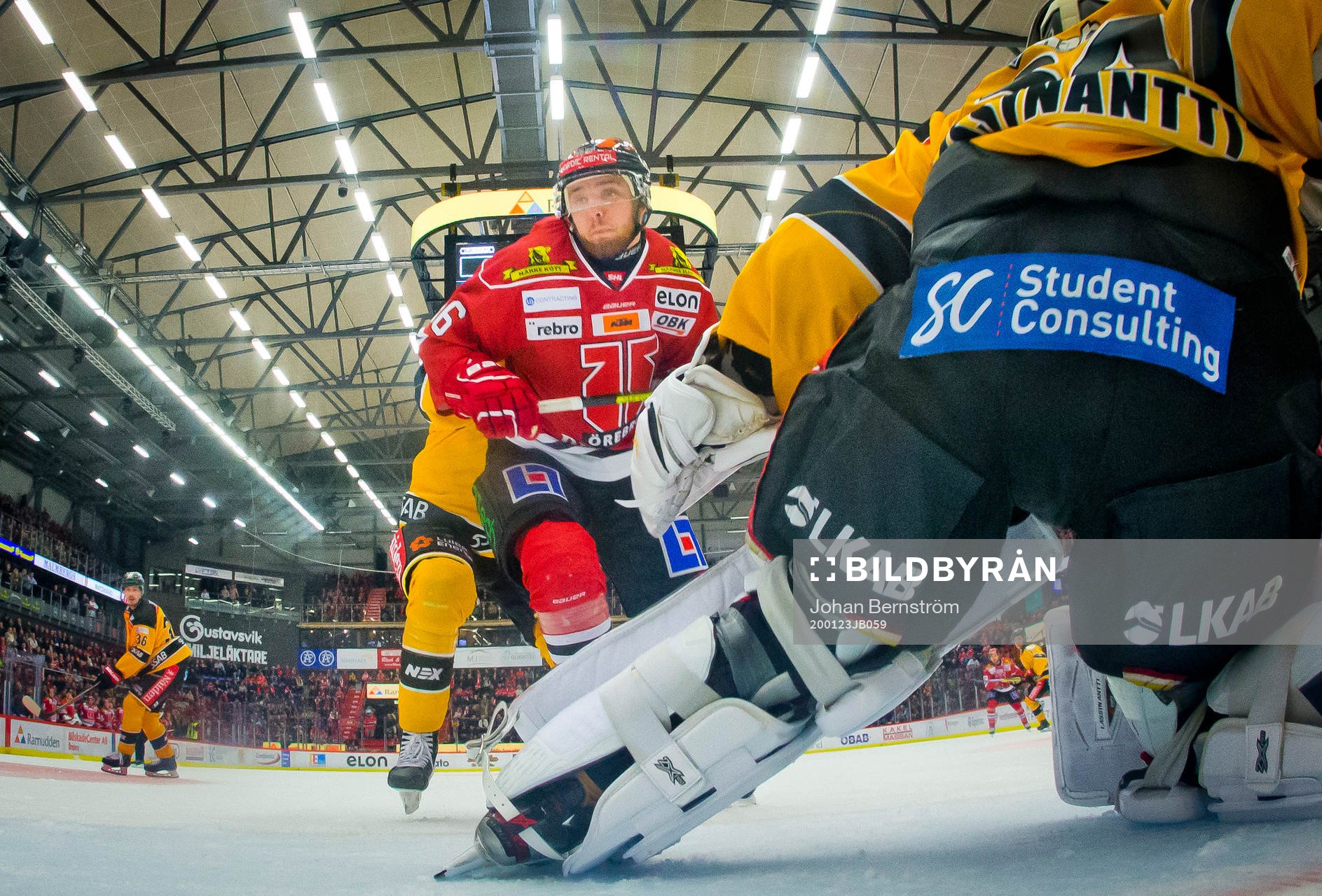 Örebros Robin Kovacs och Luleås målvakt Joel Lassinantti