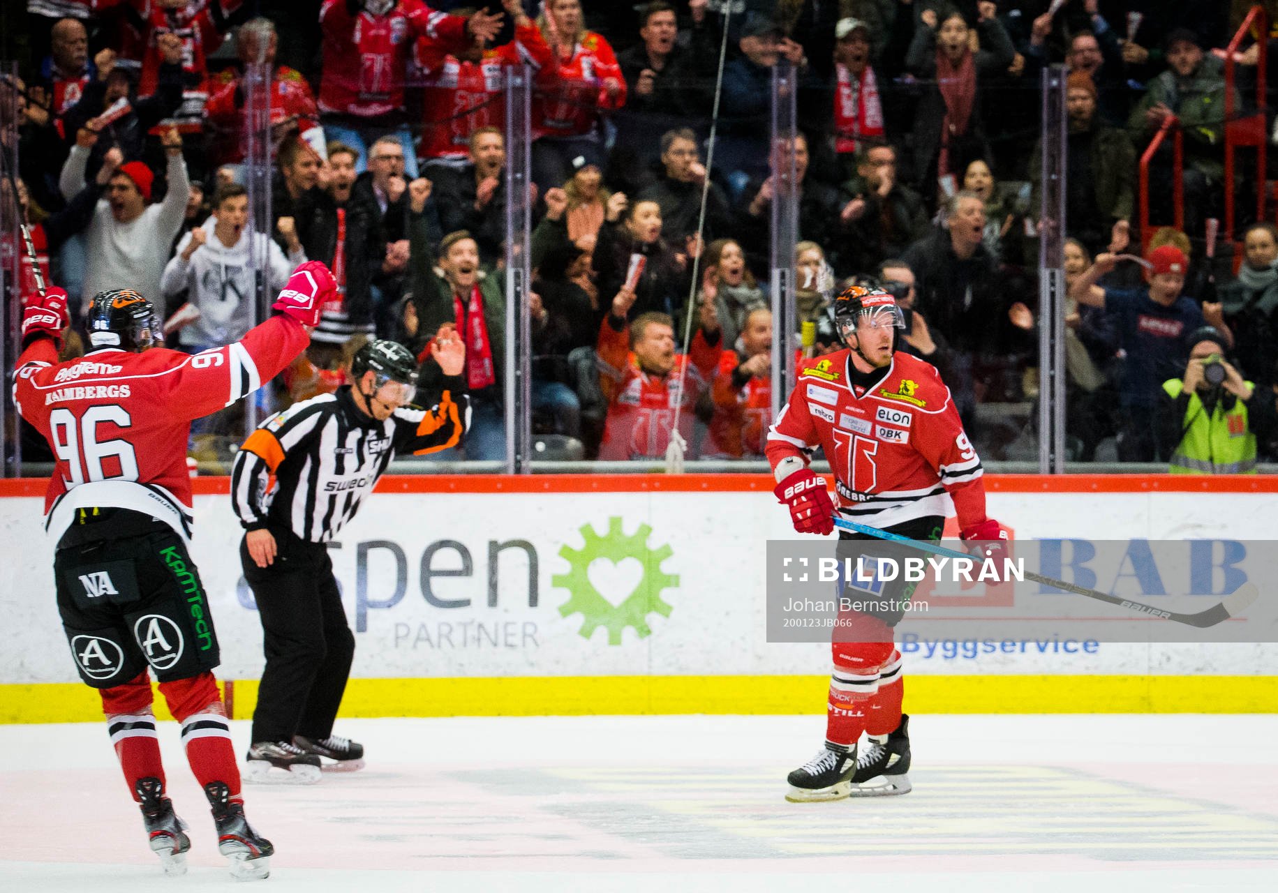 Örebros Ryan Stoa gör 3-2 och jublar med Robin Kovacs