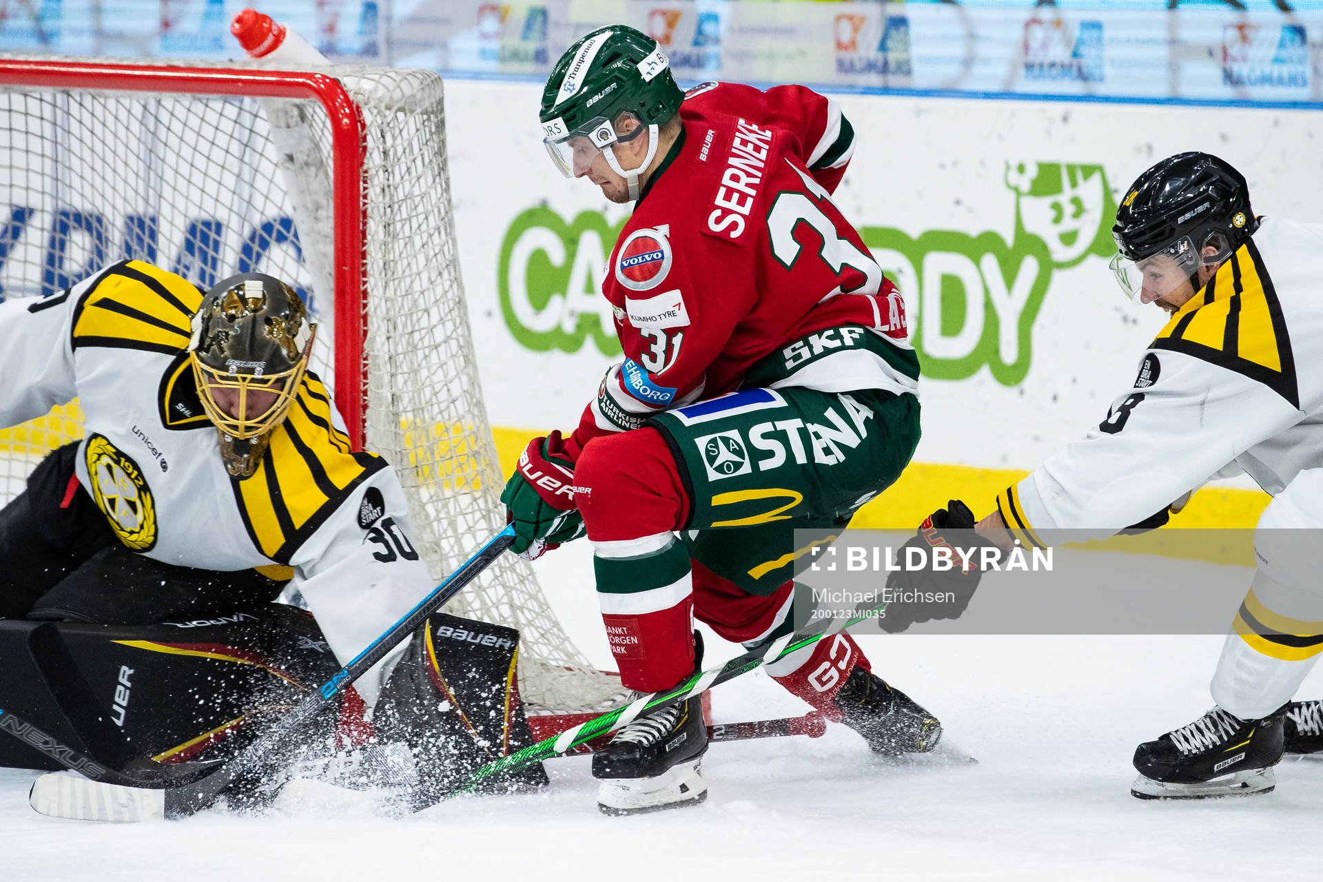 Brynäs målvakt Joacim Eriksson mot Frölundas Nicklas Lasu