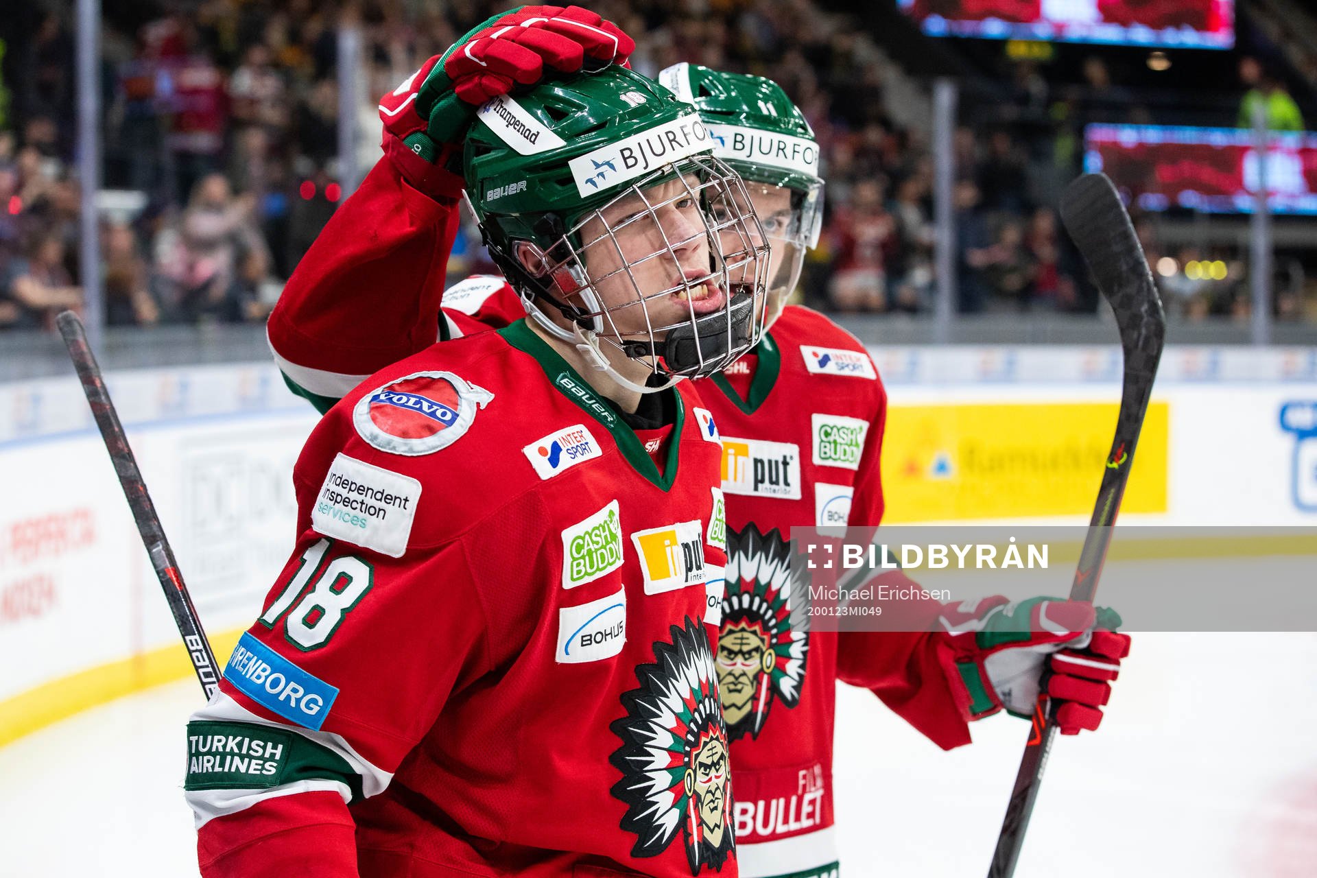 Frölundas Lucas Raymond jublar ihop med Samuel Fagemo