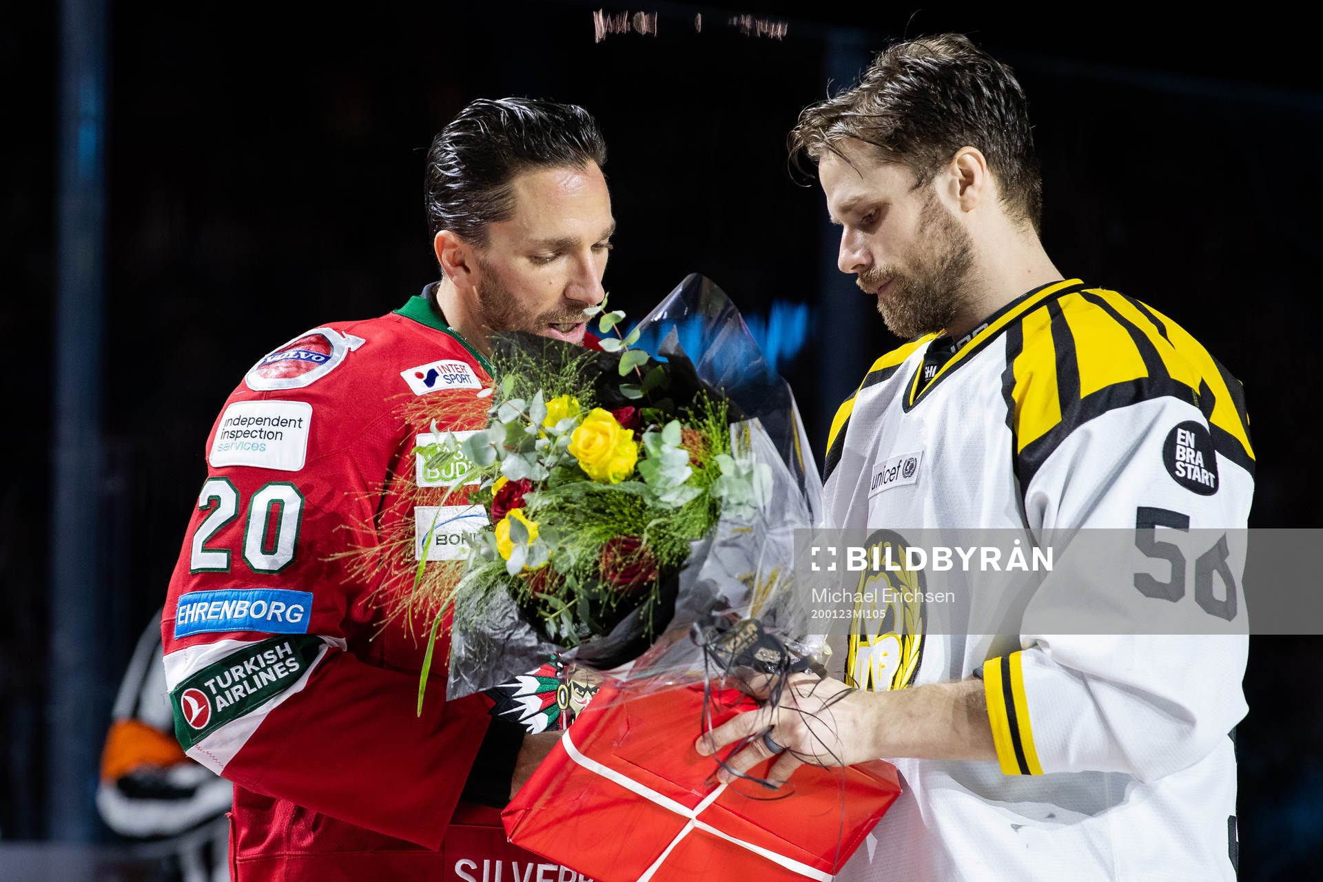 Frölundas Joel Lundqvist uppvaktas av Brynäs Jonathan