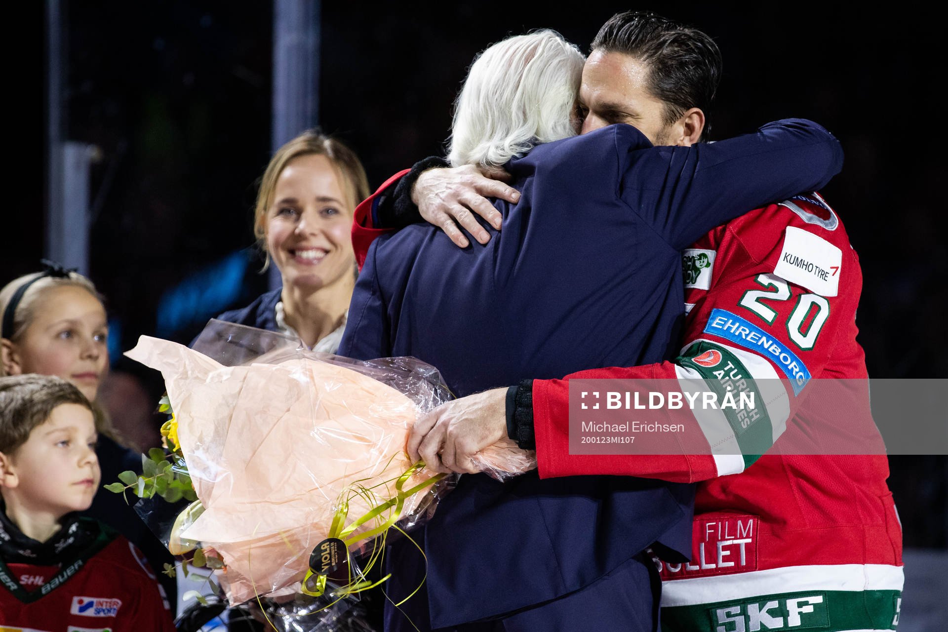 Frölundas Joel Lundqvist uppvaktas för sina 1000 spelade