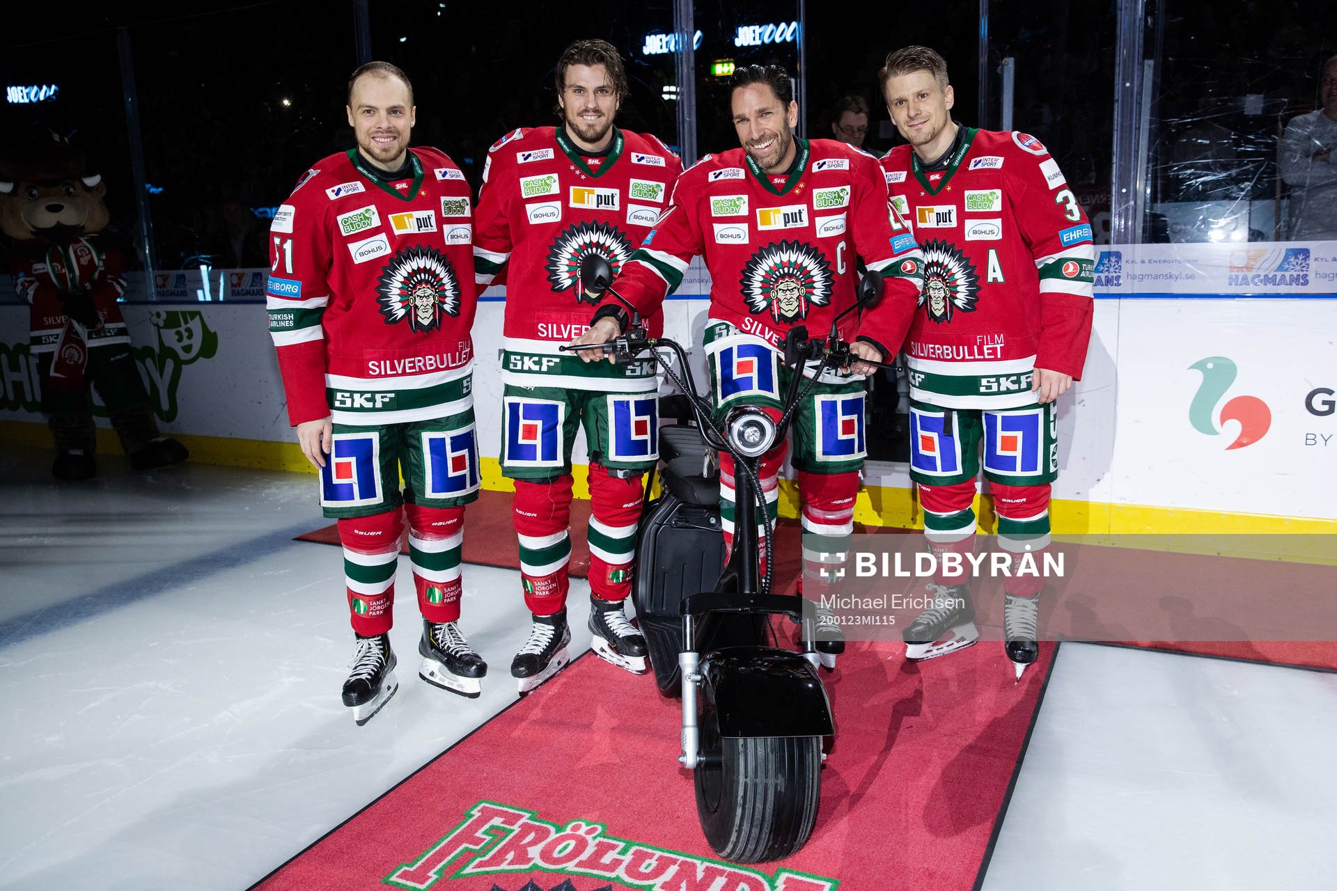 Frölundas Joel Lundqvist uppvaktas för sina 1000 spelade