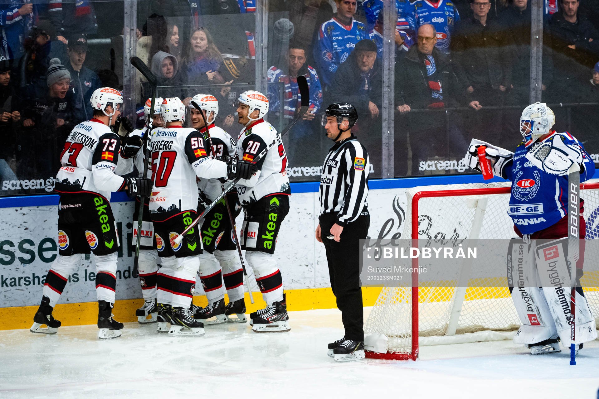 Malmö Redhawks spelare jublar med Johan Olofsson