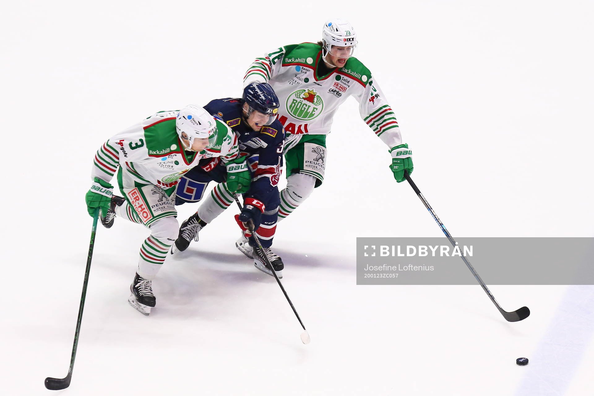 Linköpings Filip Karlsson mellan Rögles Daniel Bertov och