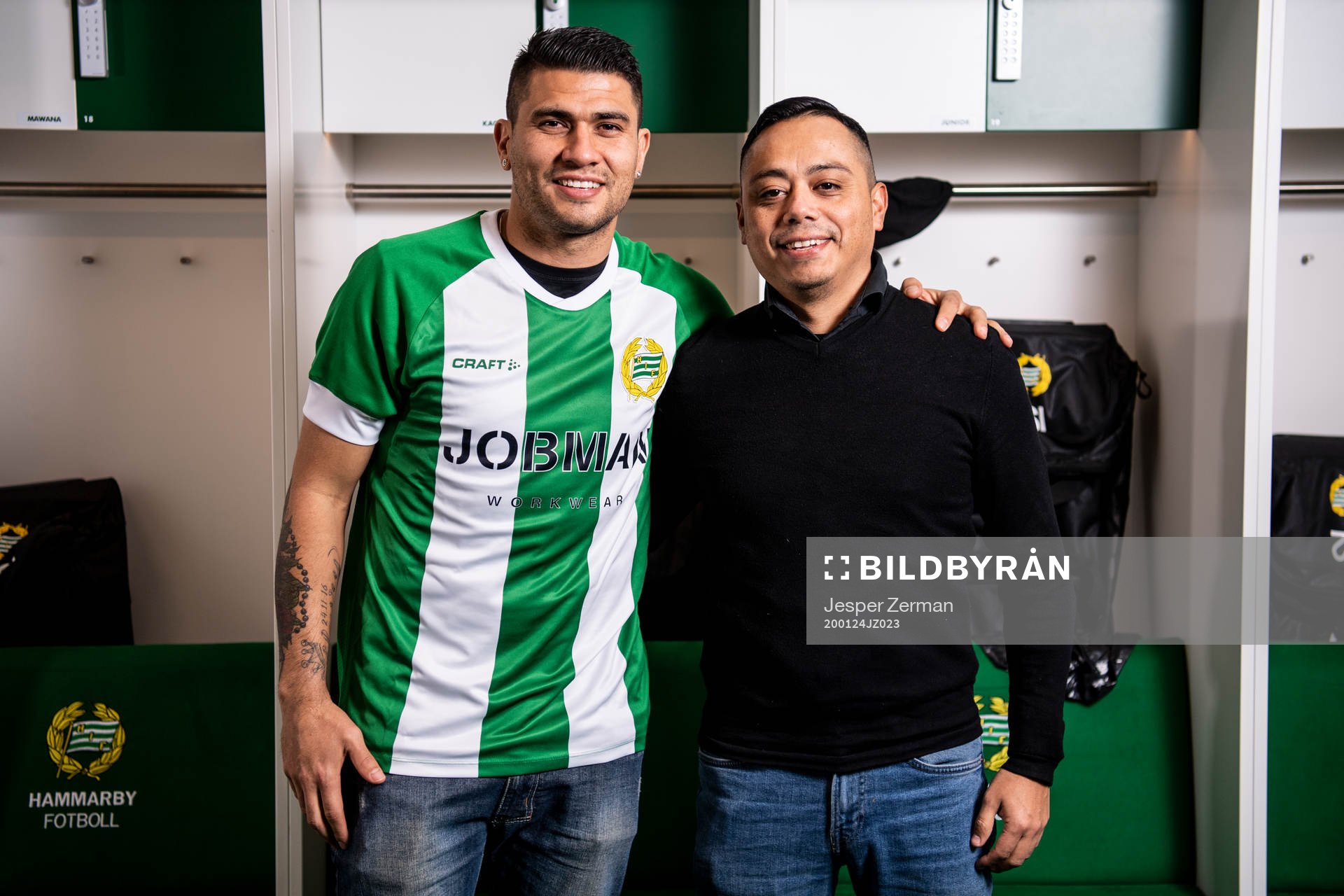 Hammarbys Paulinho och agent Reynaldo Leroux poserar för ett porträtt efter en presskonferens den 24 januari 2020 i Stockholm.