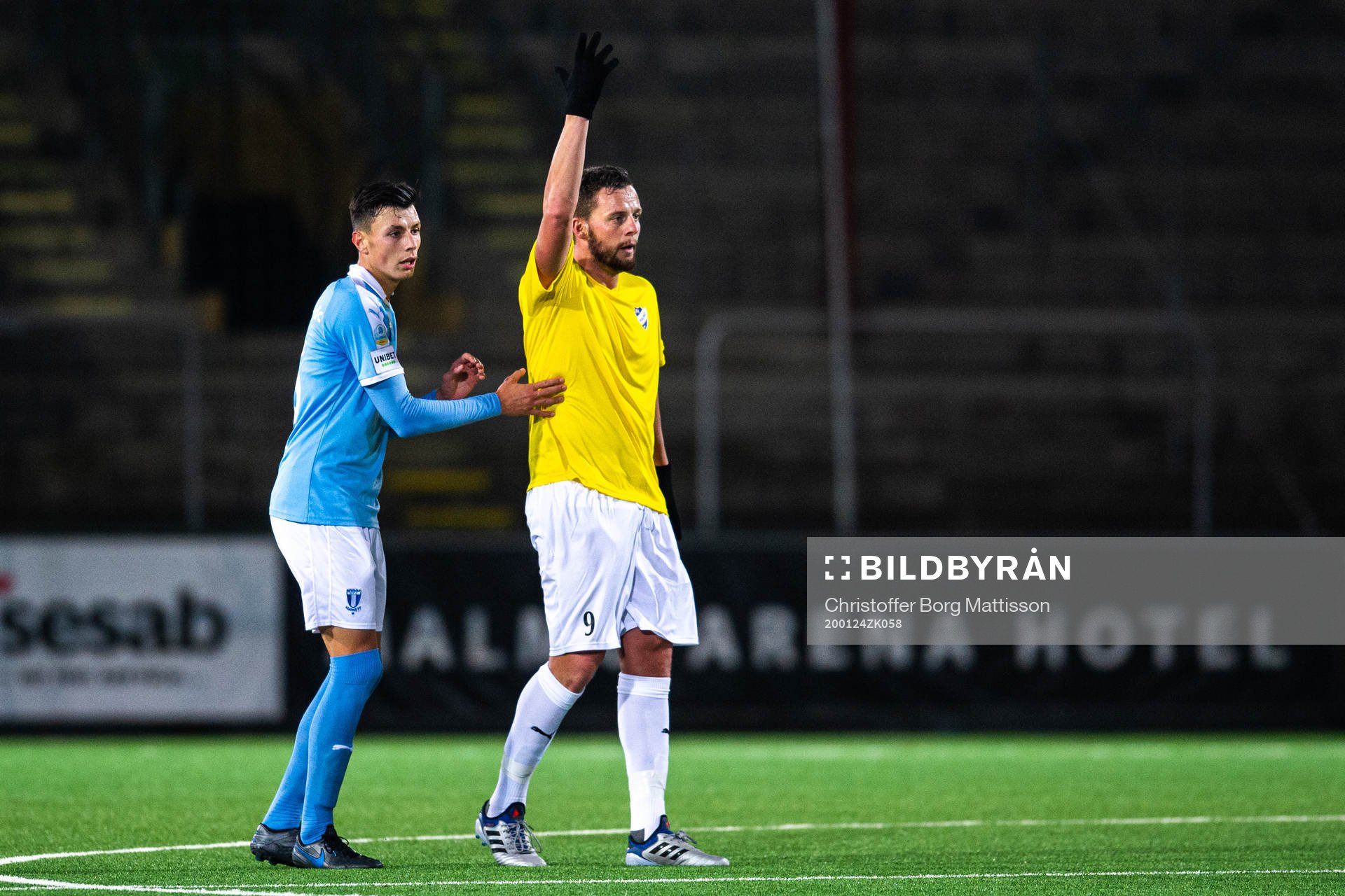 Malmö FFs Anel Ahmedhodzic och IFK Malmös Saban Pehilj