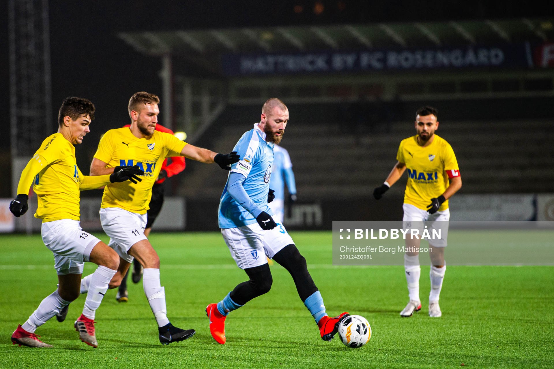 IFK Malmös Adi Hadzikadunic och Oskar Zubac i en kamp mot