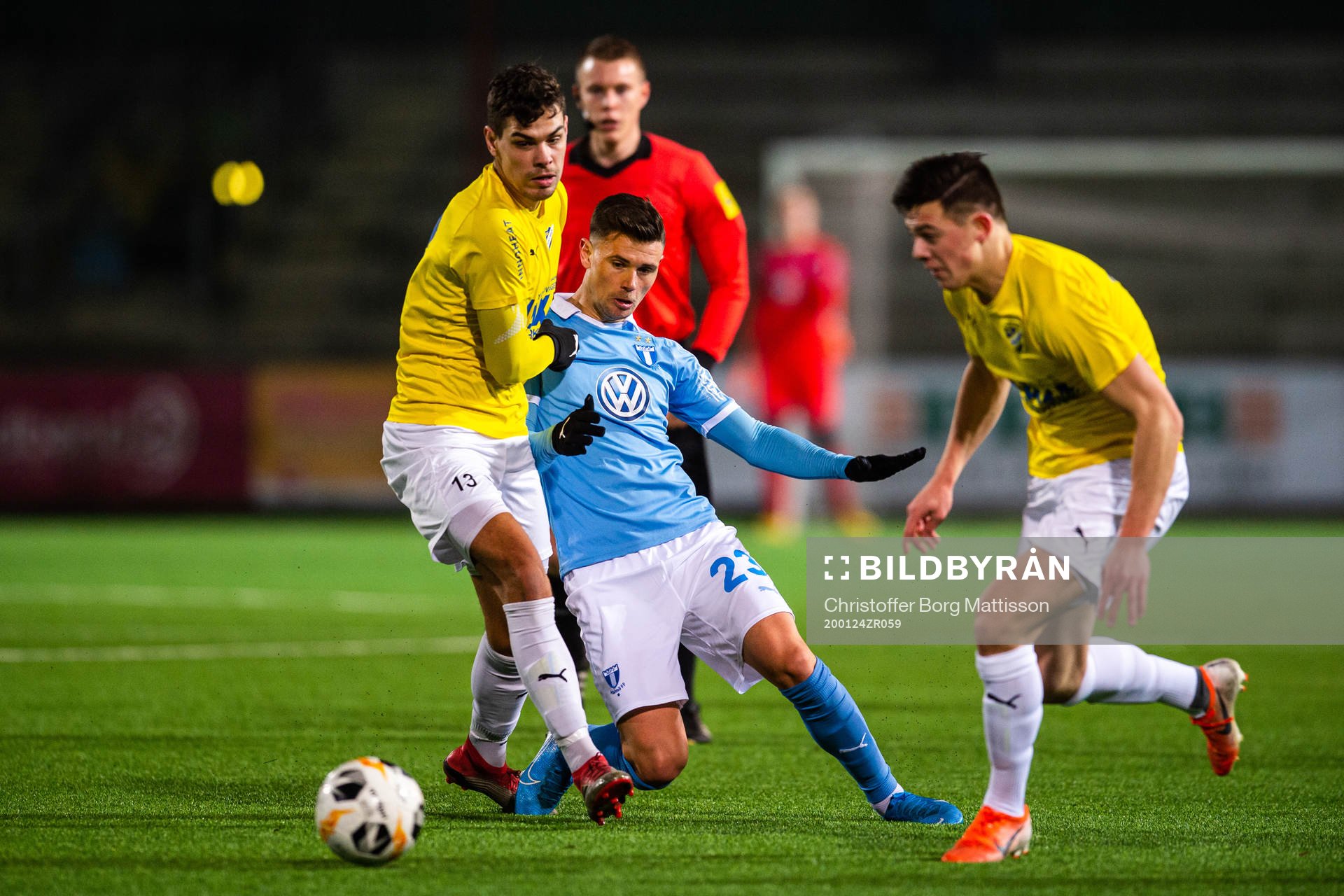 Malmö FFs Marcus Antonsson i en kamp mot IFK Malmös Adi Hadzikadunic under en träningsmatch i fotboll mellan IFK Malmö och Malmö FF den 24 januari 2020 i Malmö.