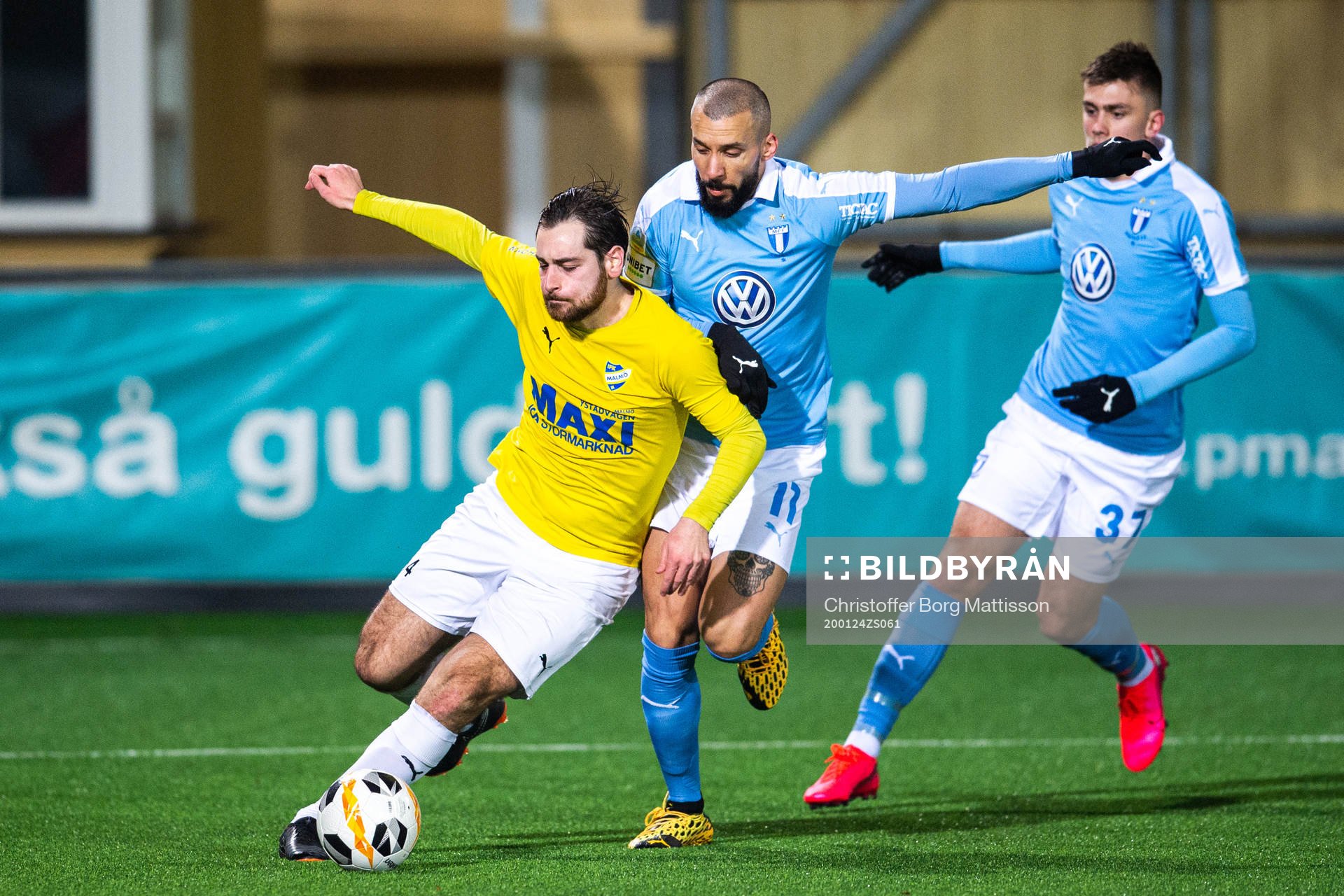 IFK Malmös Sandro Nalic  i en kamp mot Malmö FFs Guillermo Molins och Tim Prica under en träningsmatch i fotboll mellan IFK Malmö och Malmö FF den 24 januari 2020 i Malmö.