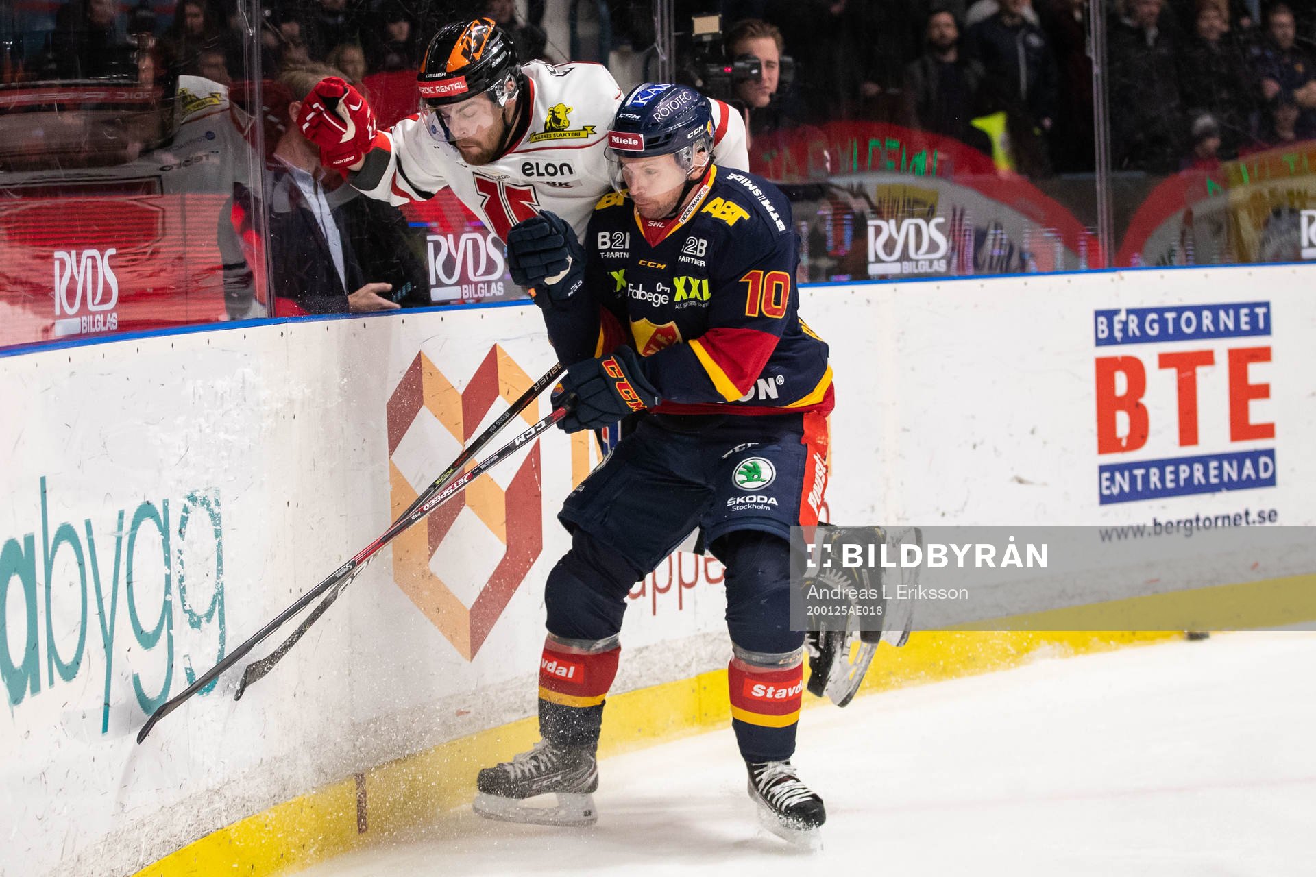 Örebros Aaron Irving och Djurgårdens Niclas Bergfors