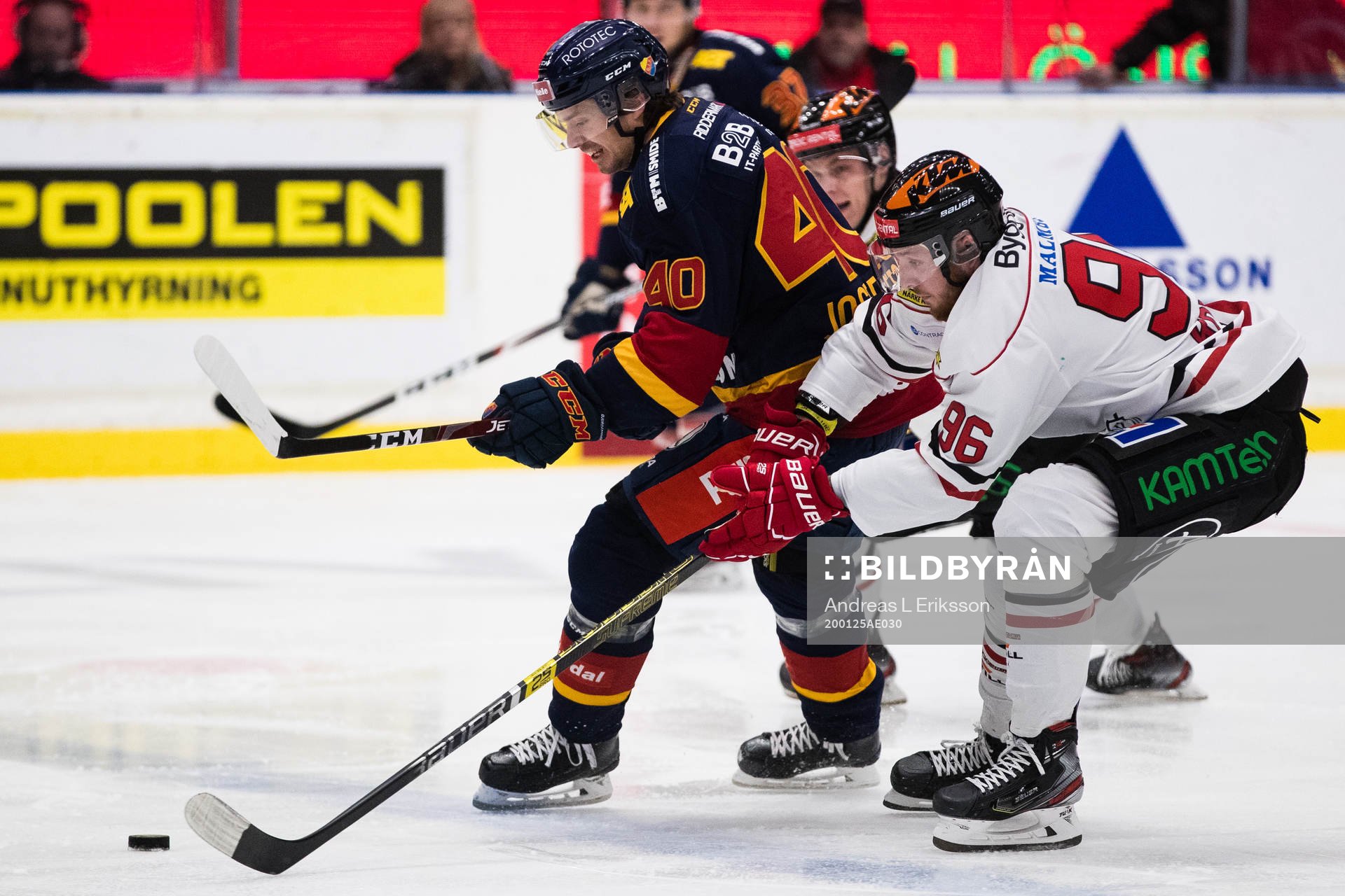 Djurgårdens Jacob Josefsson i kamp om pucken med Örebros