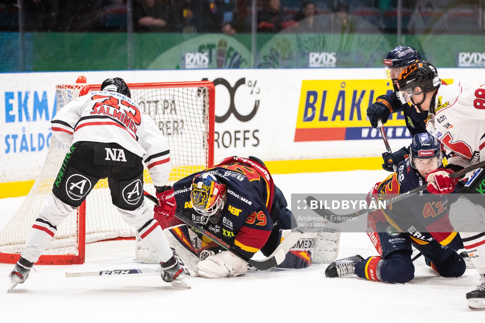 Örebros Sakari Salminen och Djurgårdens målvakt Niklas