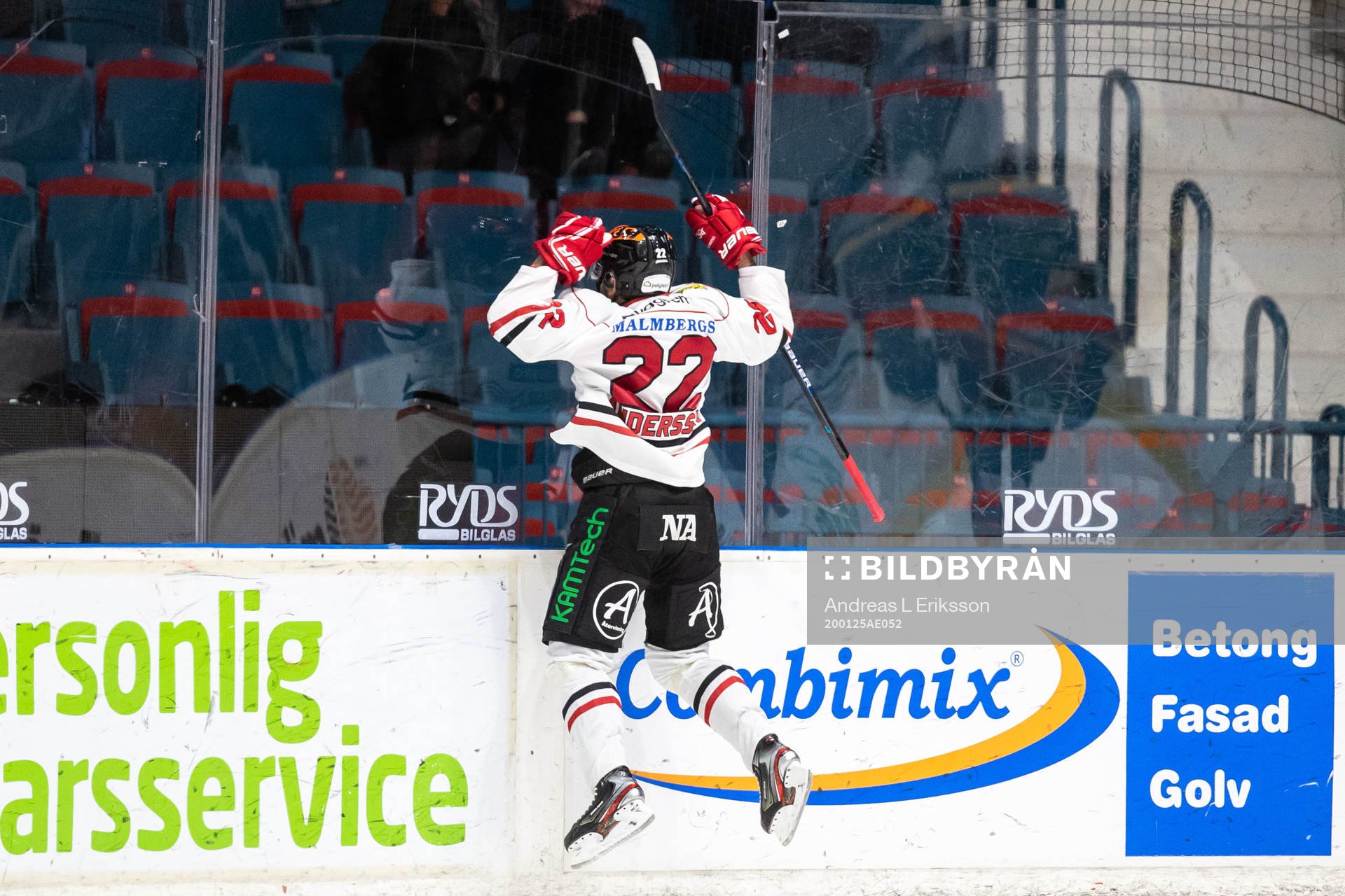 Örebros Jonathan Andersson jublar