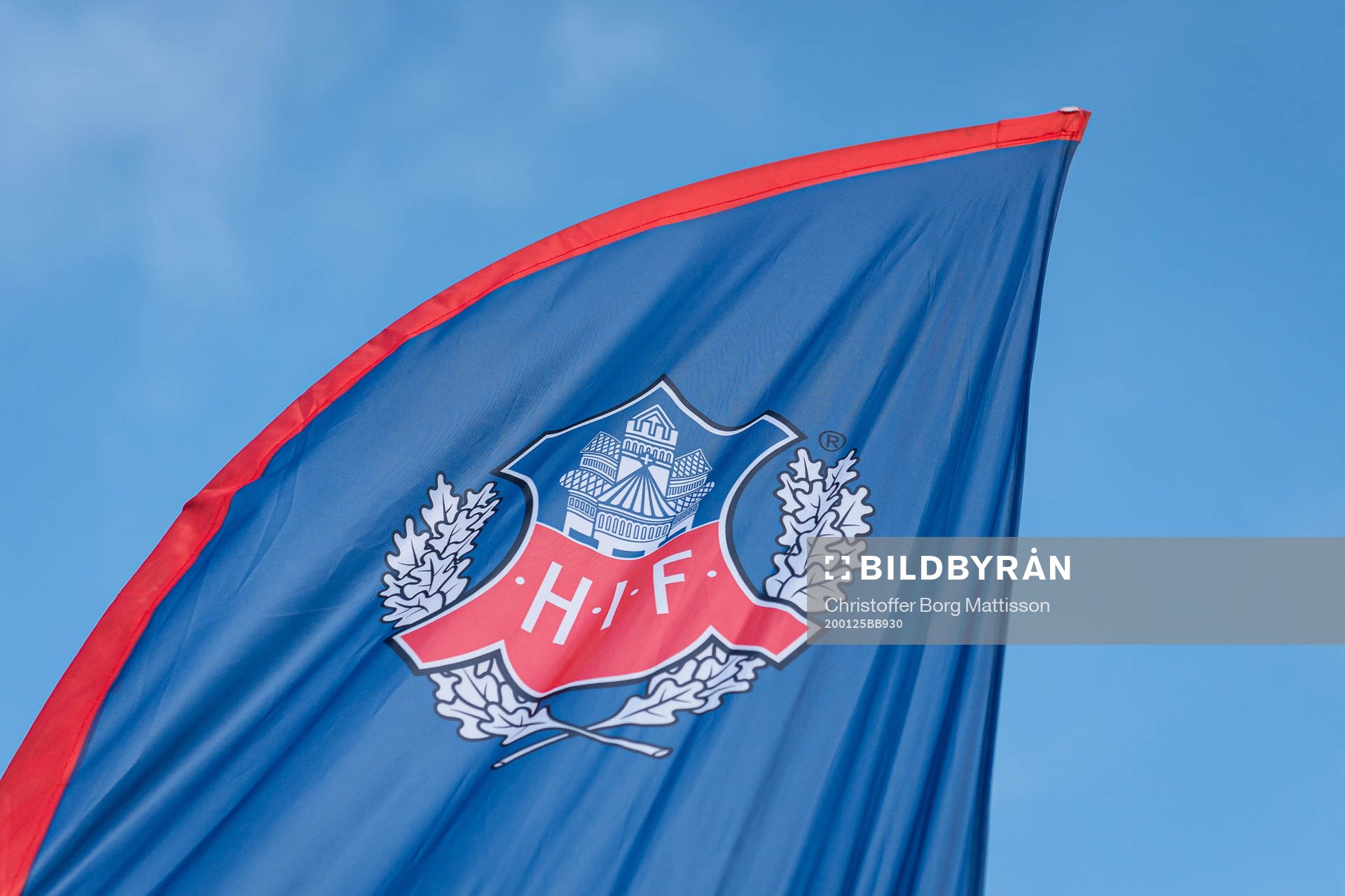 En beachflagga med Helsingborgs logotype på
