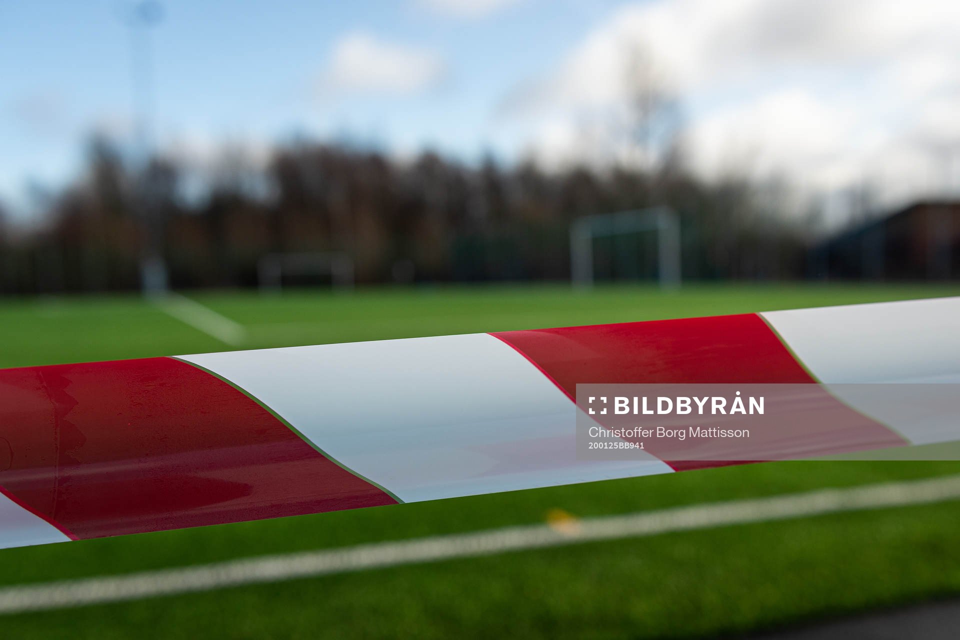 Rött och vitt avspärrningsband inför en träningsmatch i fotboll mellan Helsingborg och Lyngby den 25 januari 2020 i Helsingborg.