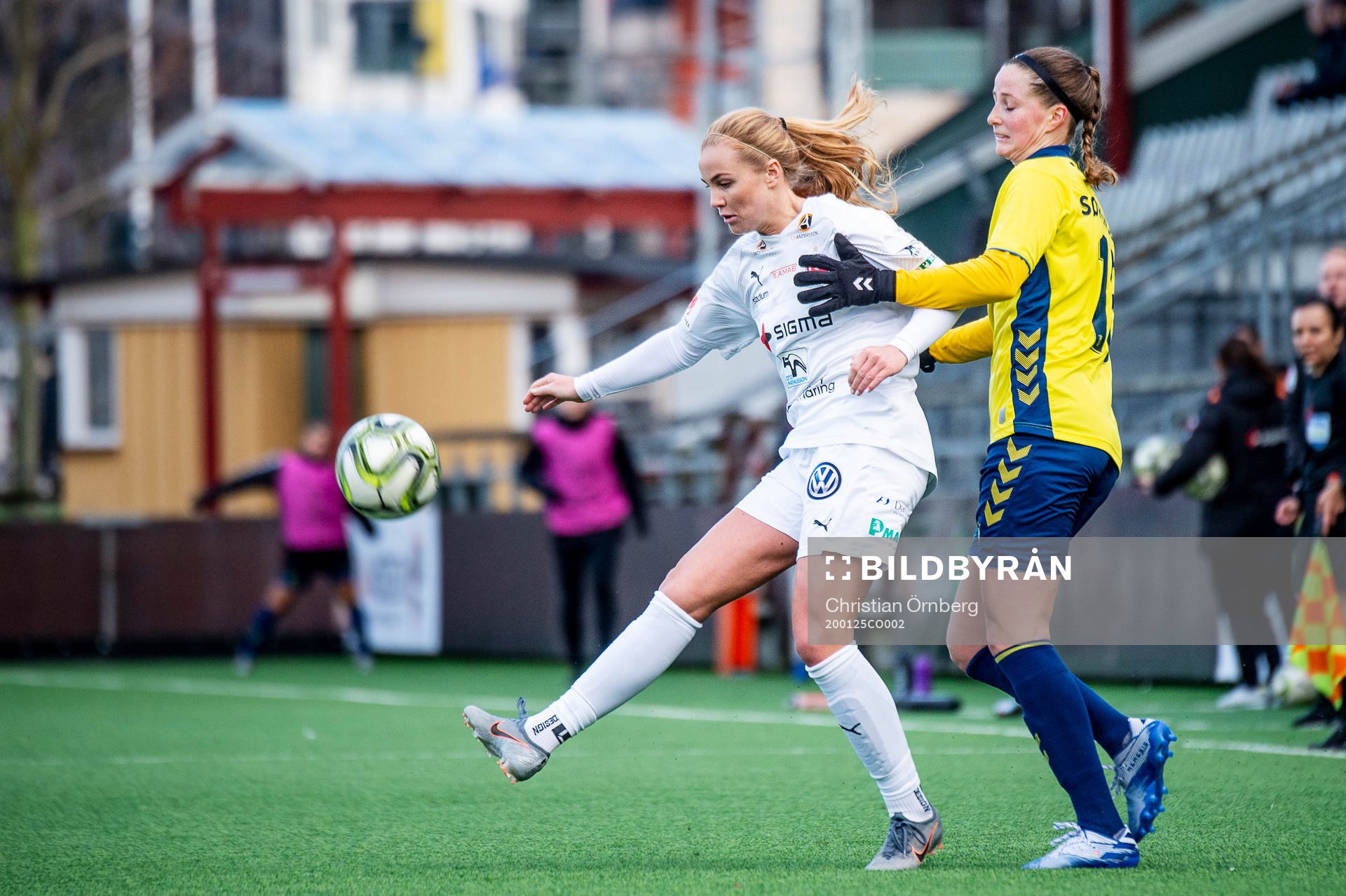 Rosengårds Glodis Perla Viggosdottir mot Brøndbys spelare