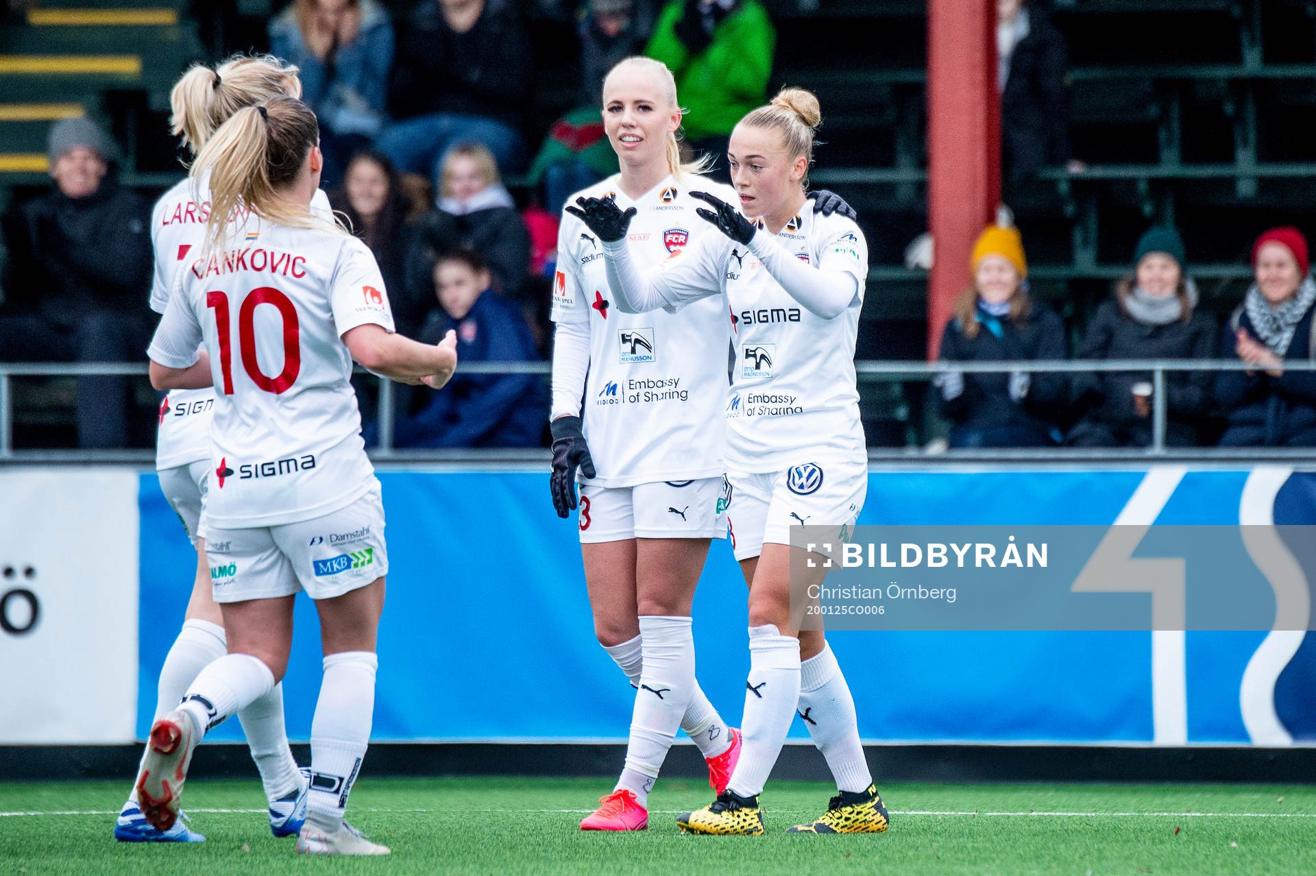 Rosengårds Hanna Bennison jublar med lagkamraterna