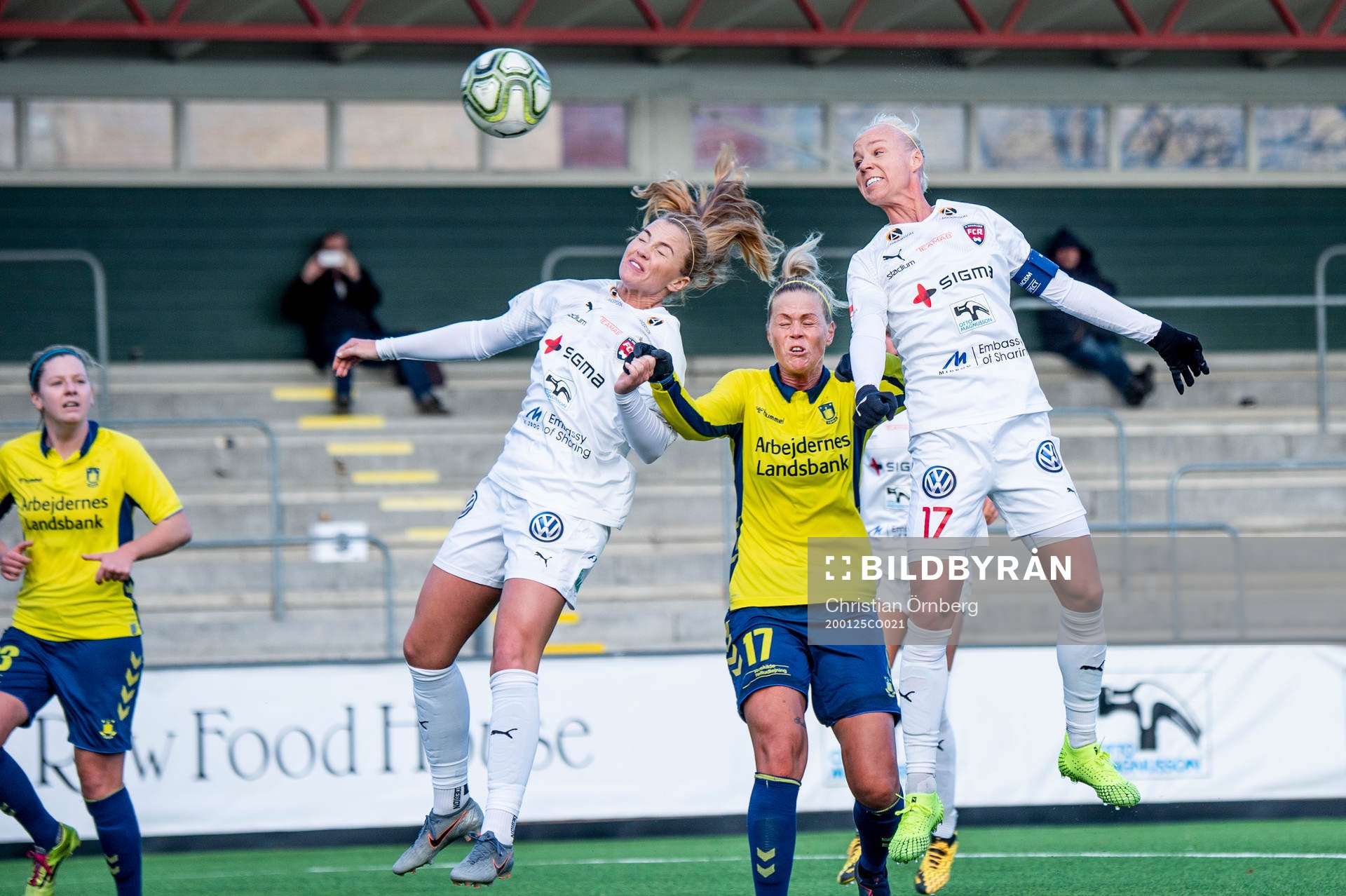 Rosengårds Glodis Perla Viggosdottir och Caroline Seger