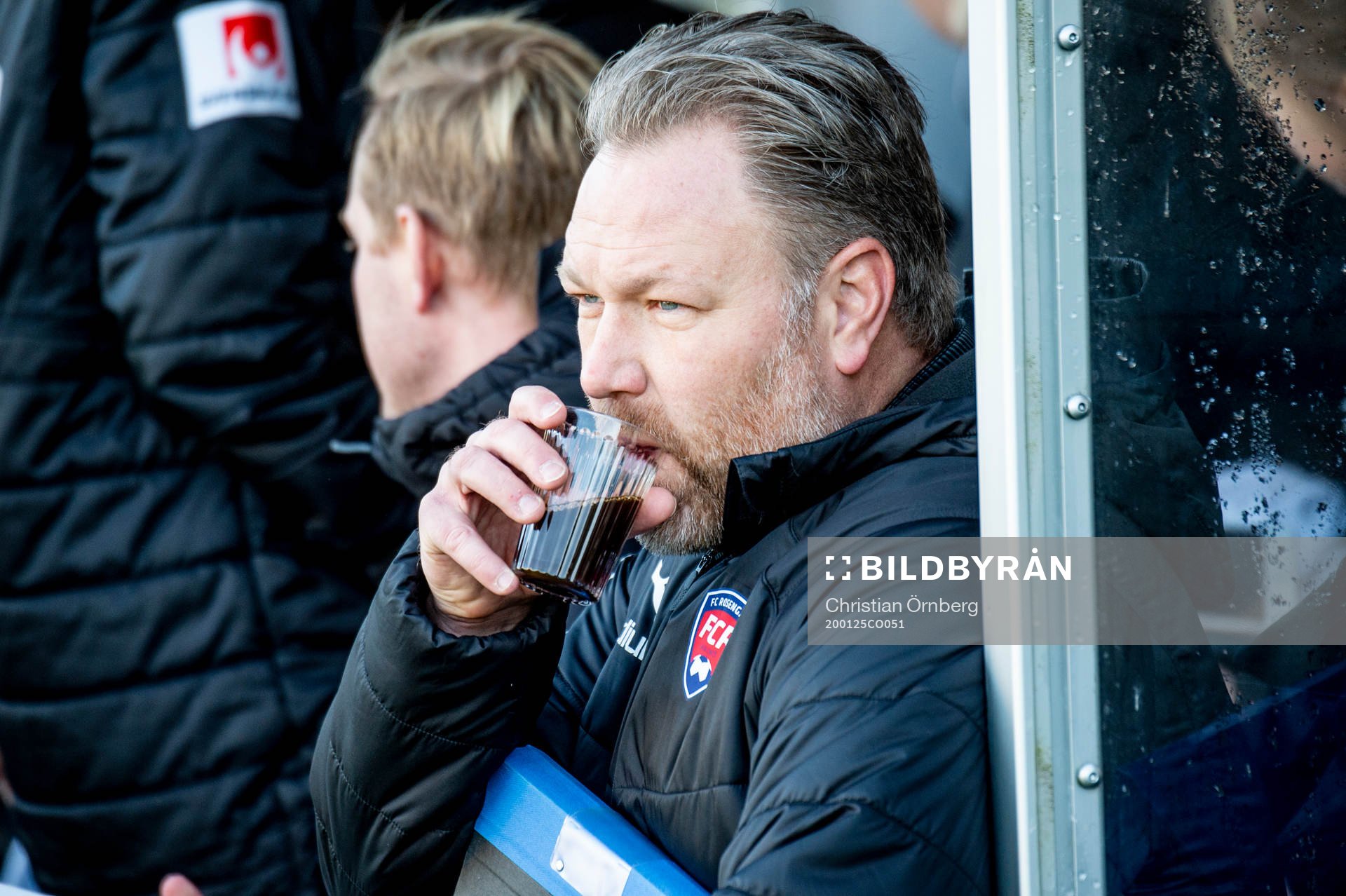 Rosengårds assisterande tränare Patrick Winqvist dricker