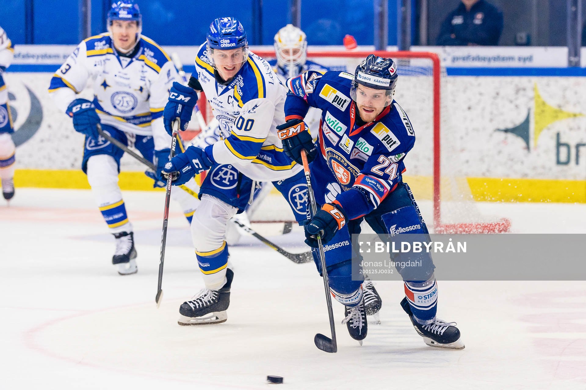 Växjös Brendan Shinnimin jagas av Leksands Martin Karlsson