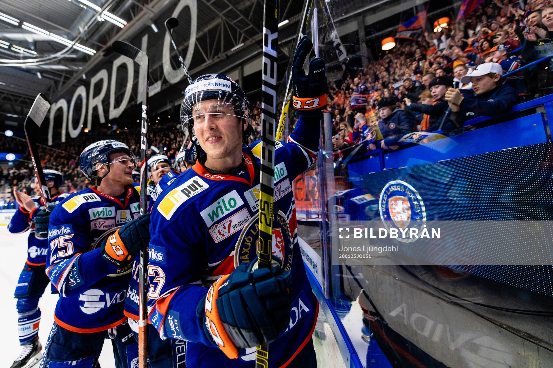 Växjös Marcus Paulsson jublar framför fansen