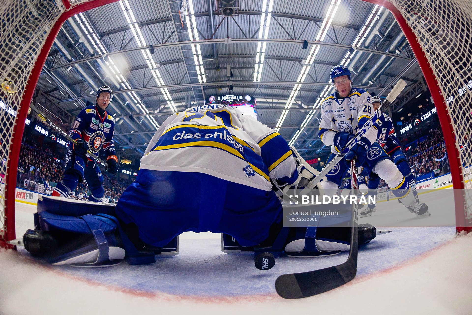 Leksands Mattias Göransson stoppar en puck bakom målvakt