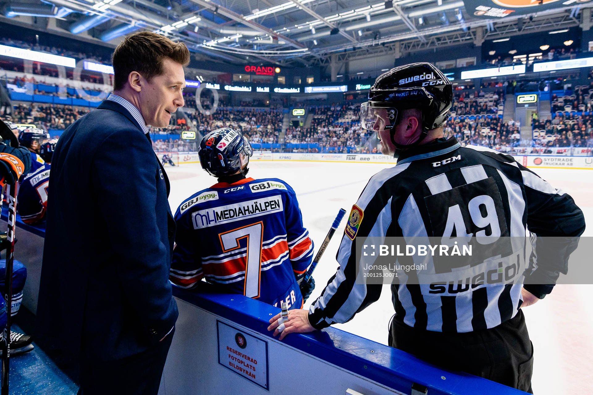 Växjös tränare Sam Hallam pratar med Linjedomare Ludvig