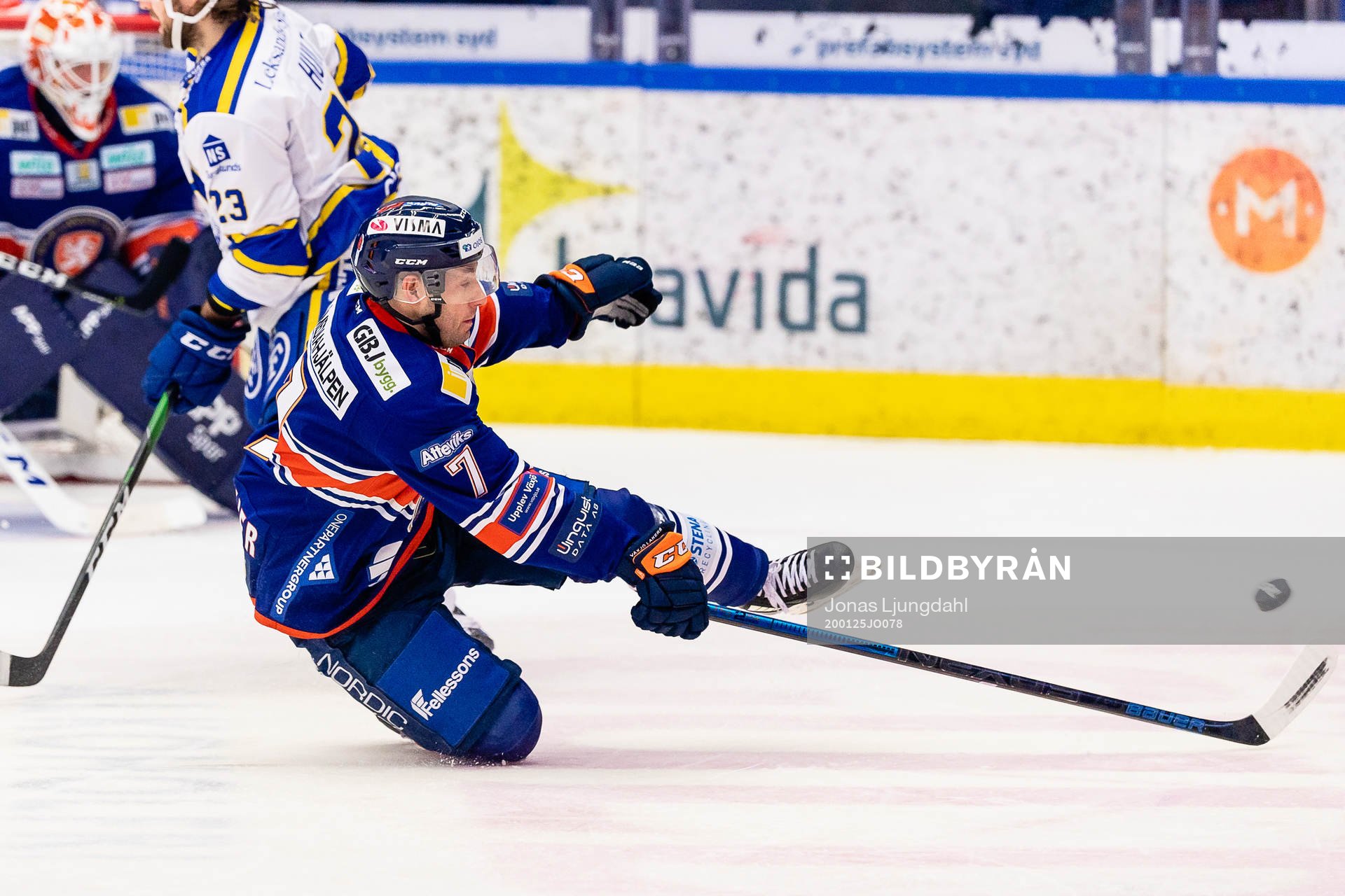 Växjös Jacob Micflikier försöker täcka skott