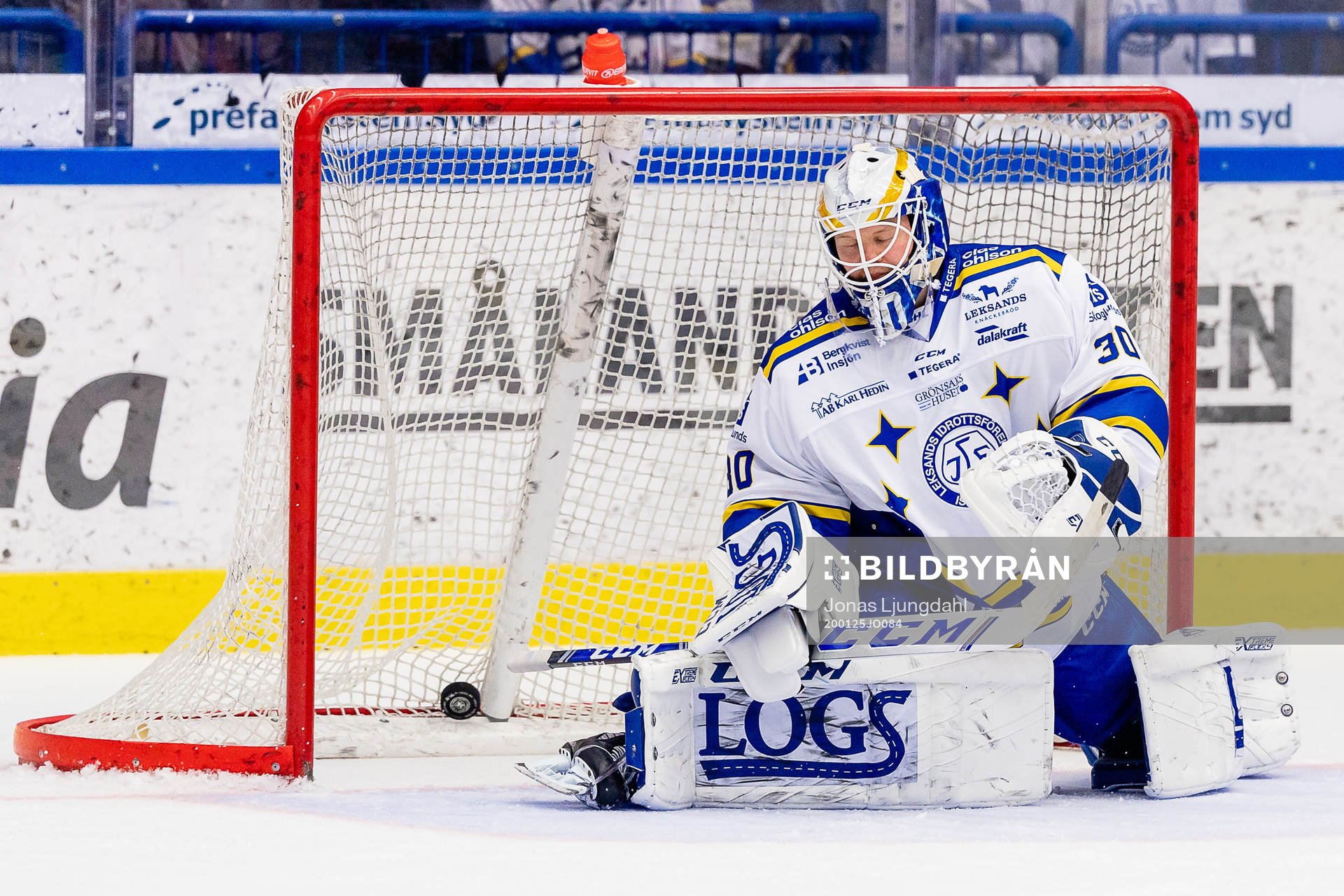 Leksands målvakt Janne Juvonen deppar när Växjö gör