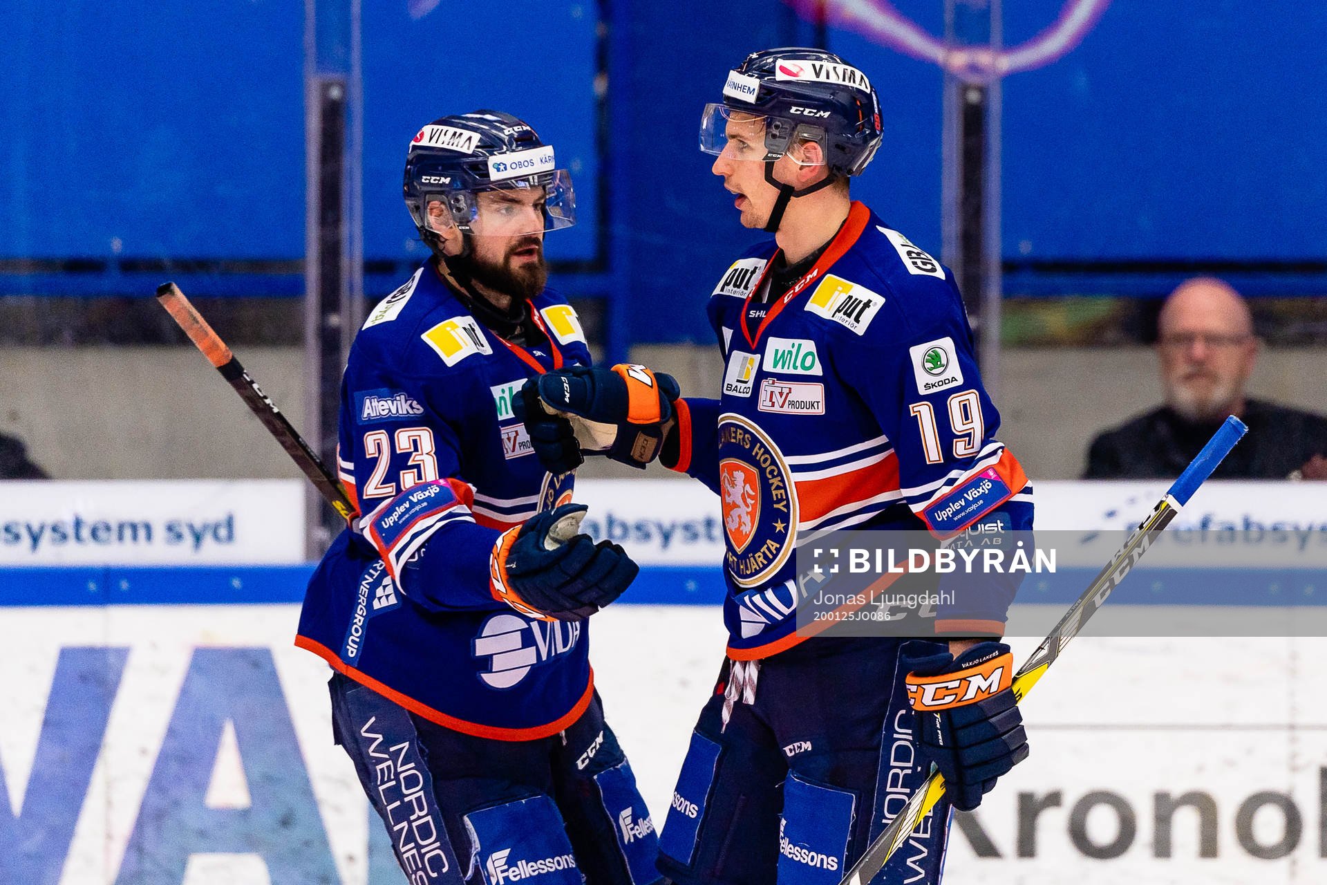 Växjös Roman Horak och Casey Bailey jublar