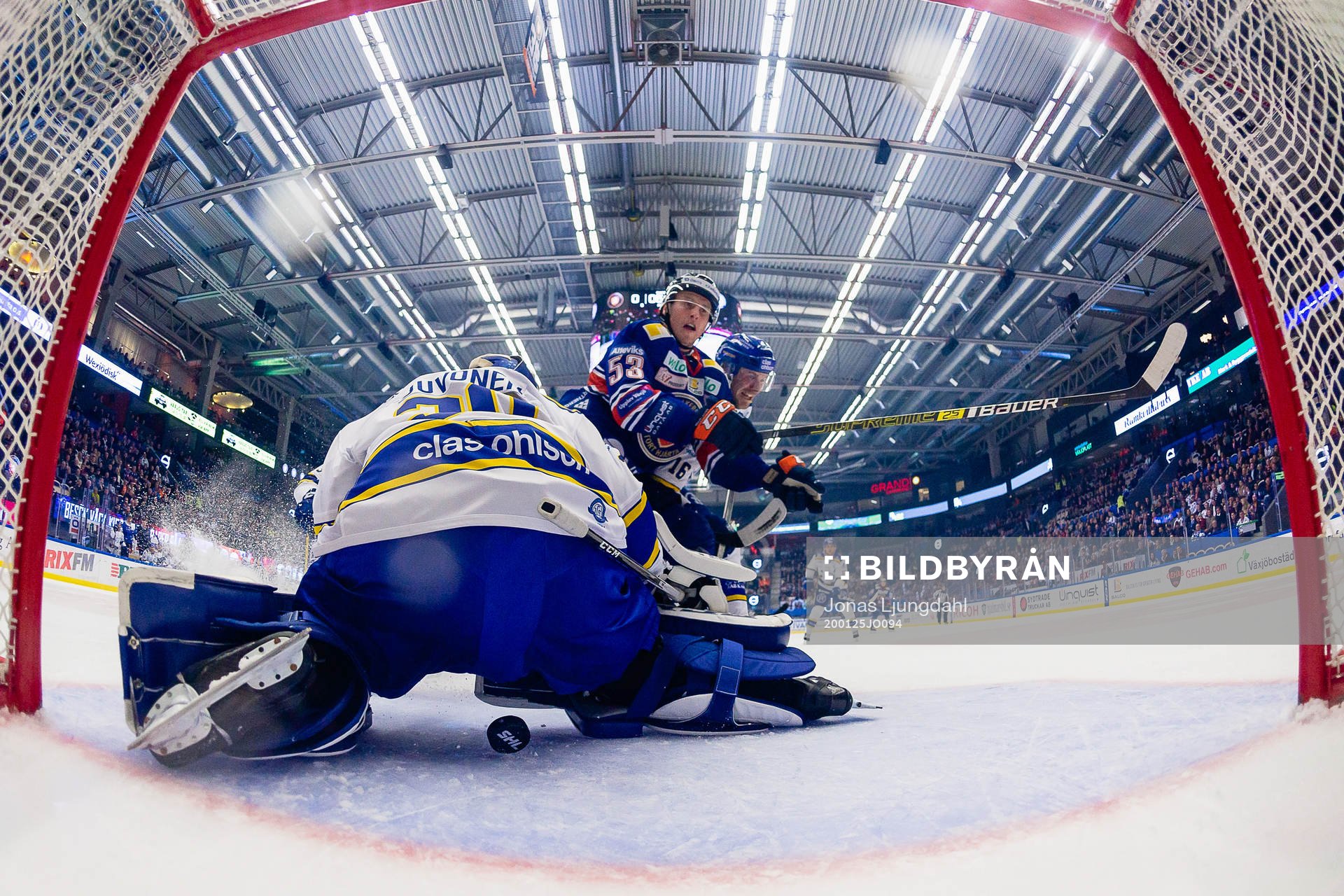 Växjös Marcus Paulsson får pucken i mål bakom Leksands