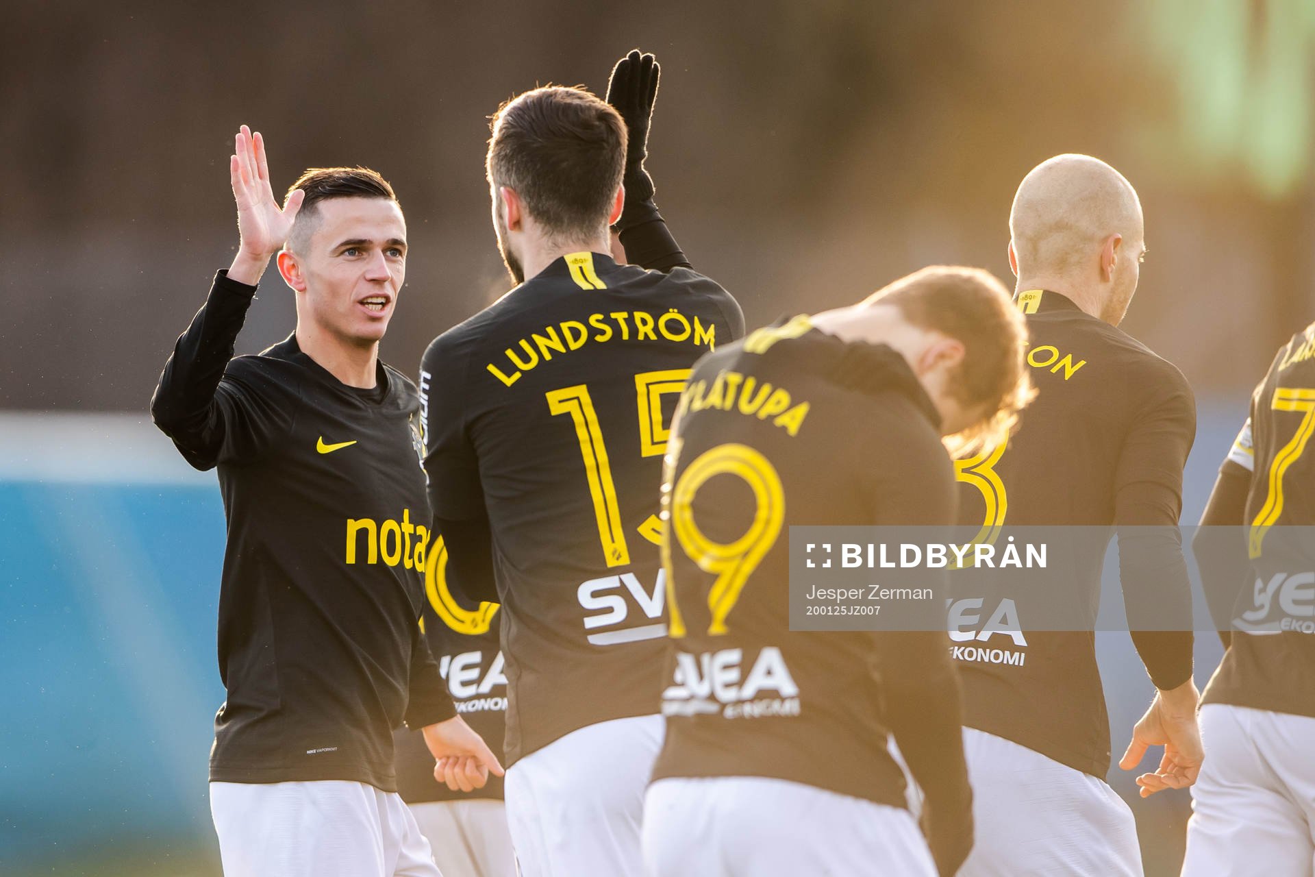 s Jasir Asani och Robert Lundström jublar