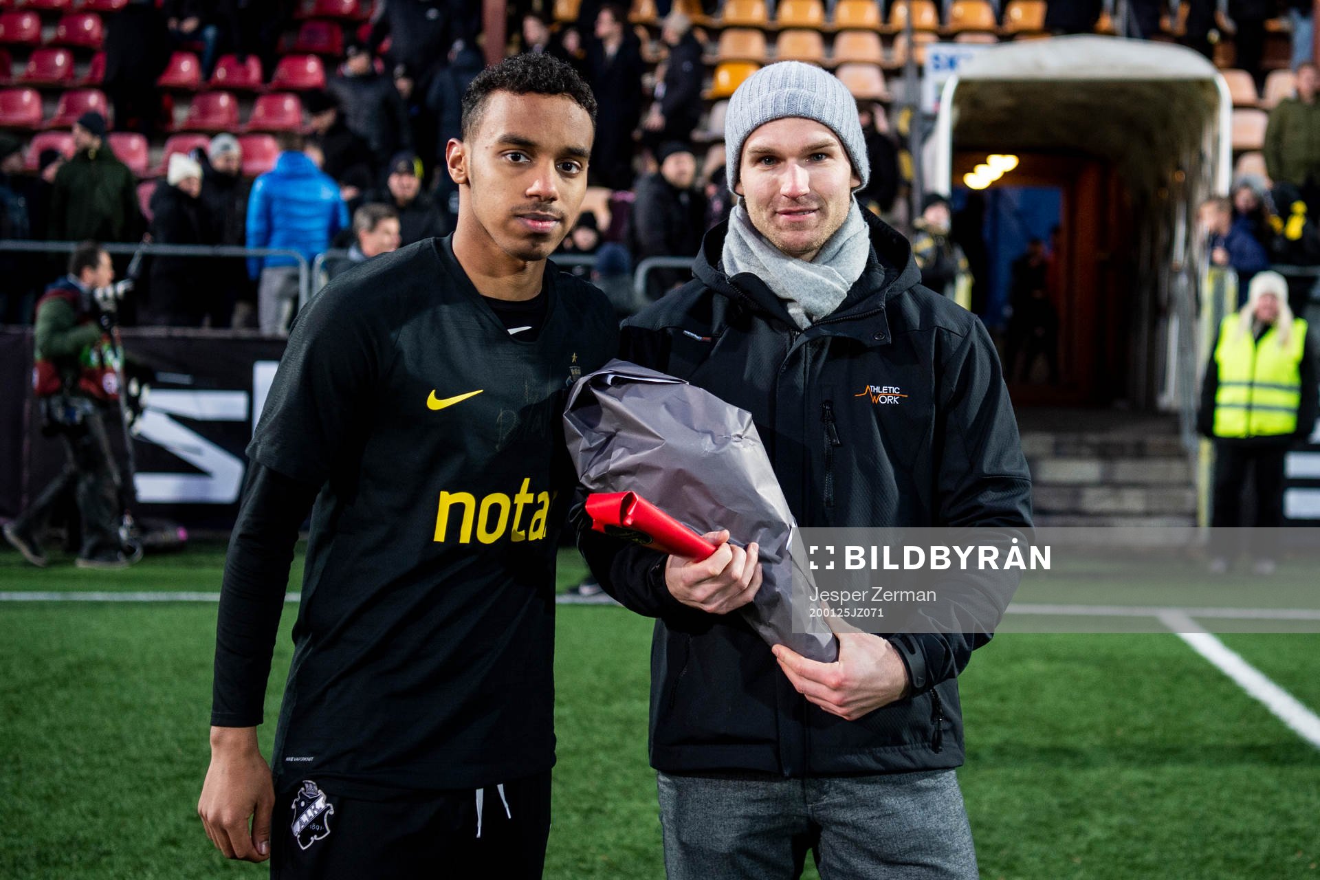 s Bilal Hussein tar emot priset som matchens lirare i AIK