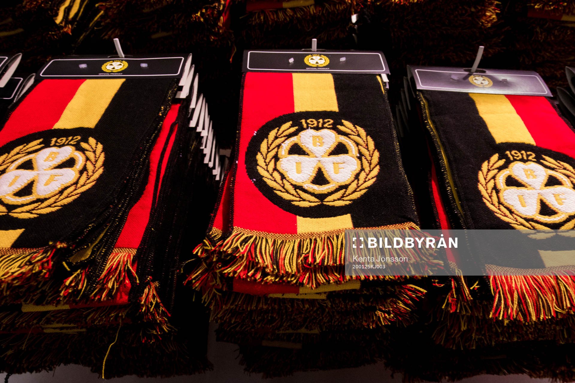 Brynäs halsdukar i souvenirbutiken i ERP Monitor Arena