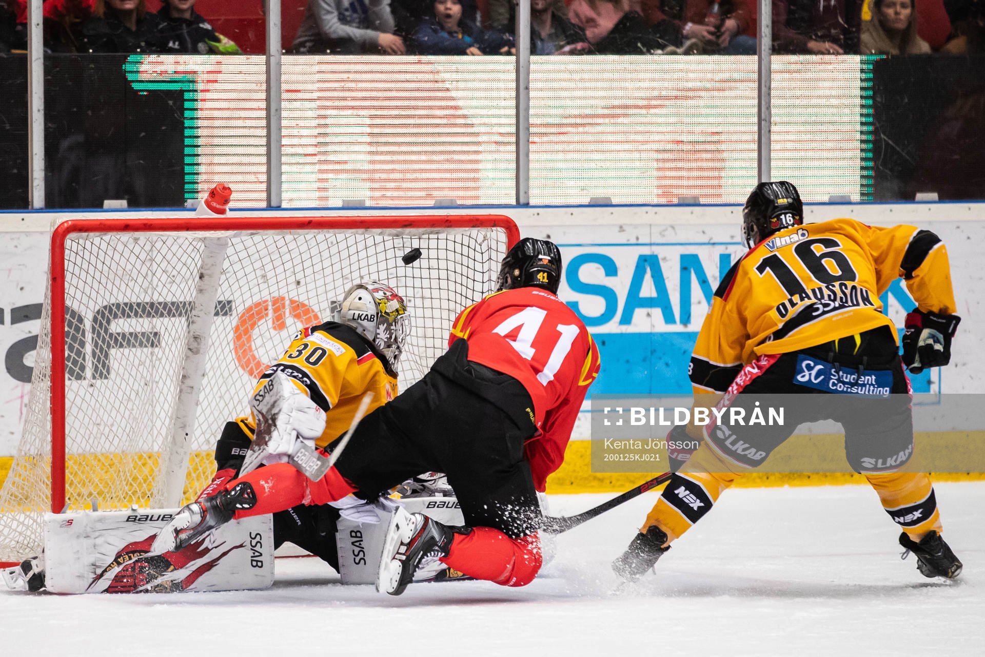 Brynäs Greg Scott gör 1-0 bakom Luleås målvakt David