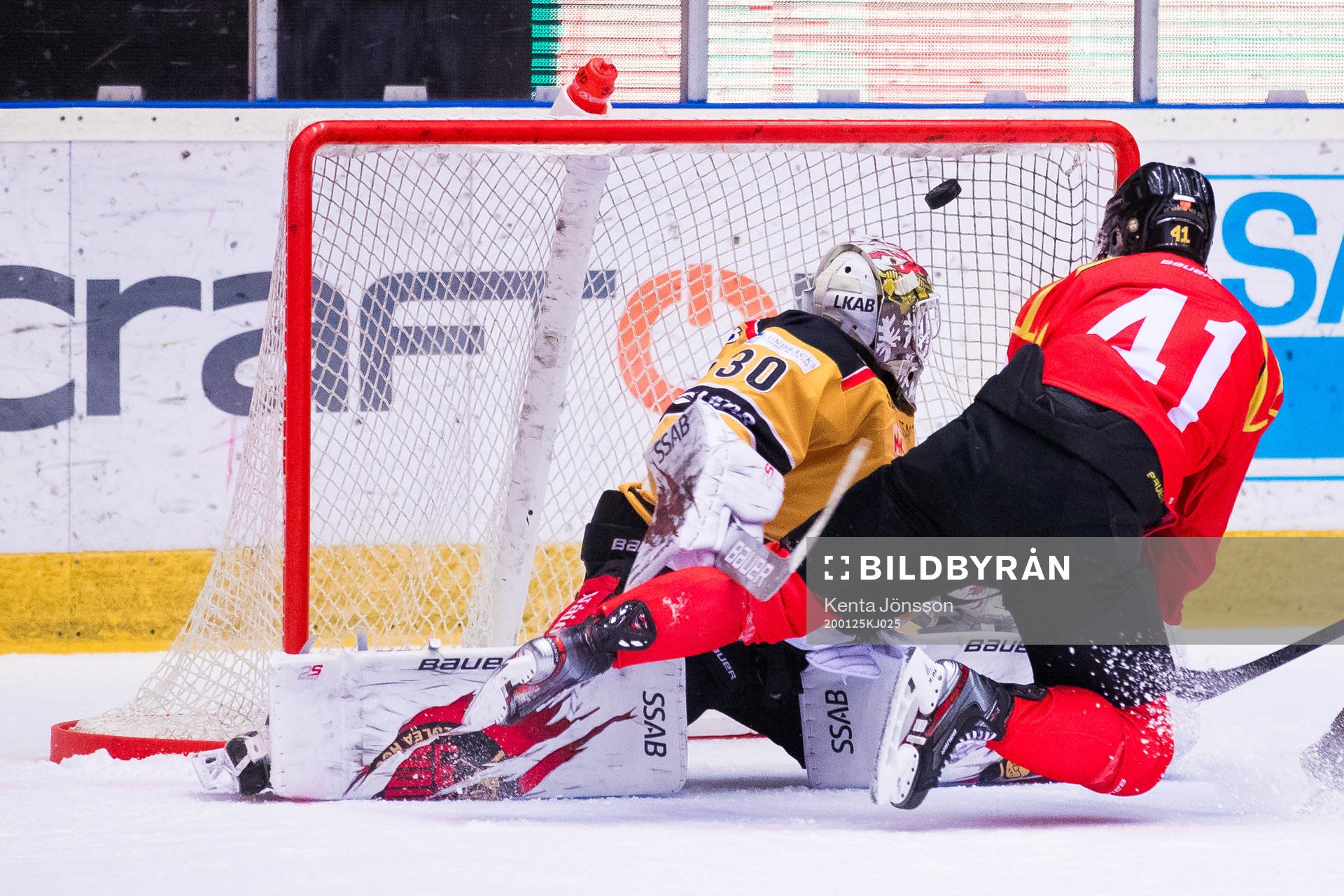 Brynäs Greg Scott gör 1-0 bakom Luleås målvakt David