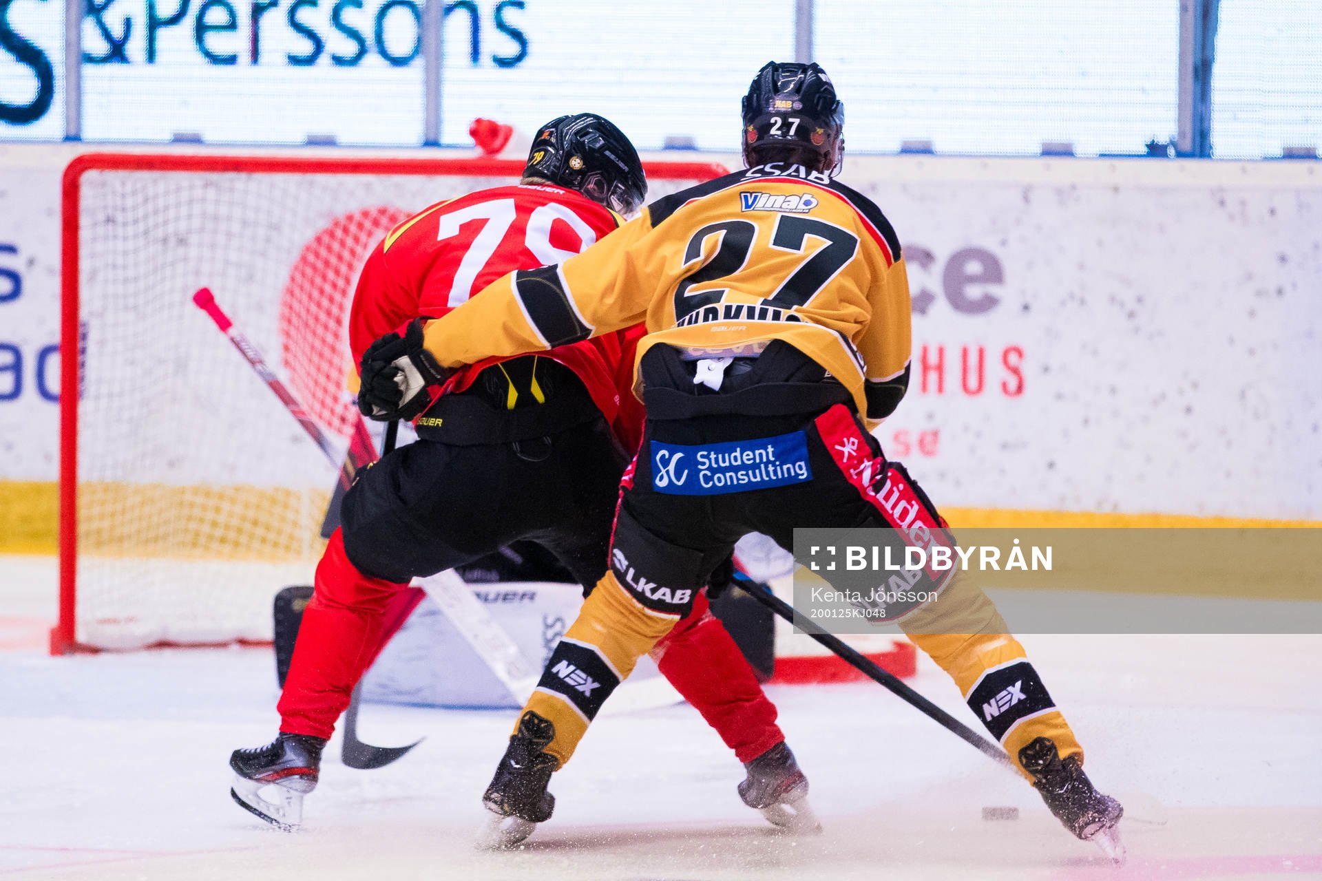 Brynäs Daniel Mannberg hålls fast av Luleås Nils
