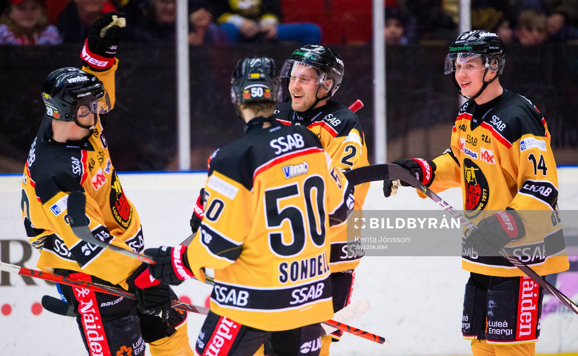 Luleås Juhani Tyrväinen jublar med Erik Gustafsson,
