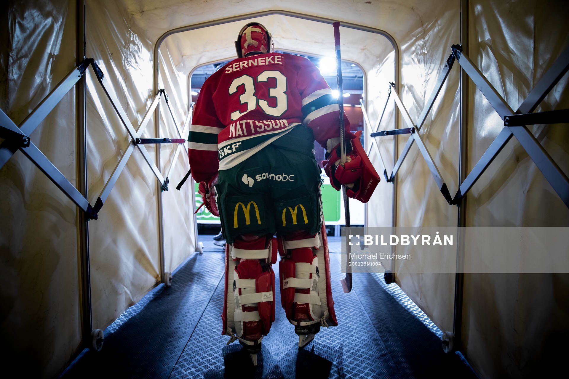 Frölundas målvakt Johan Mattsson på väg ut för