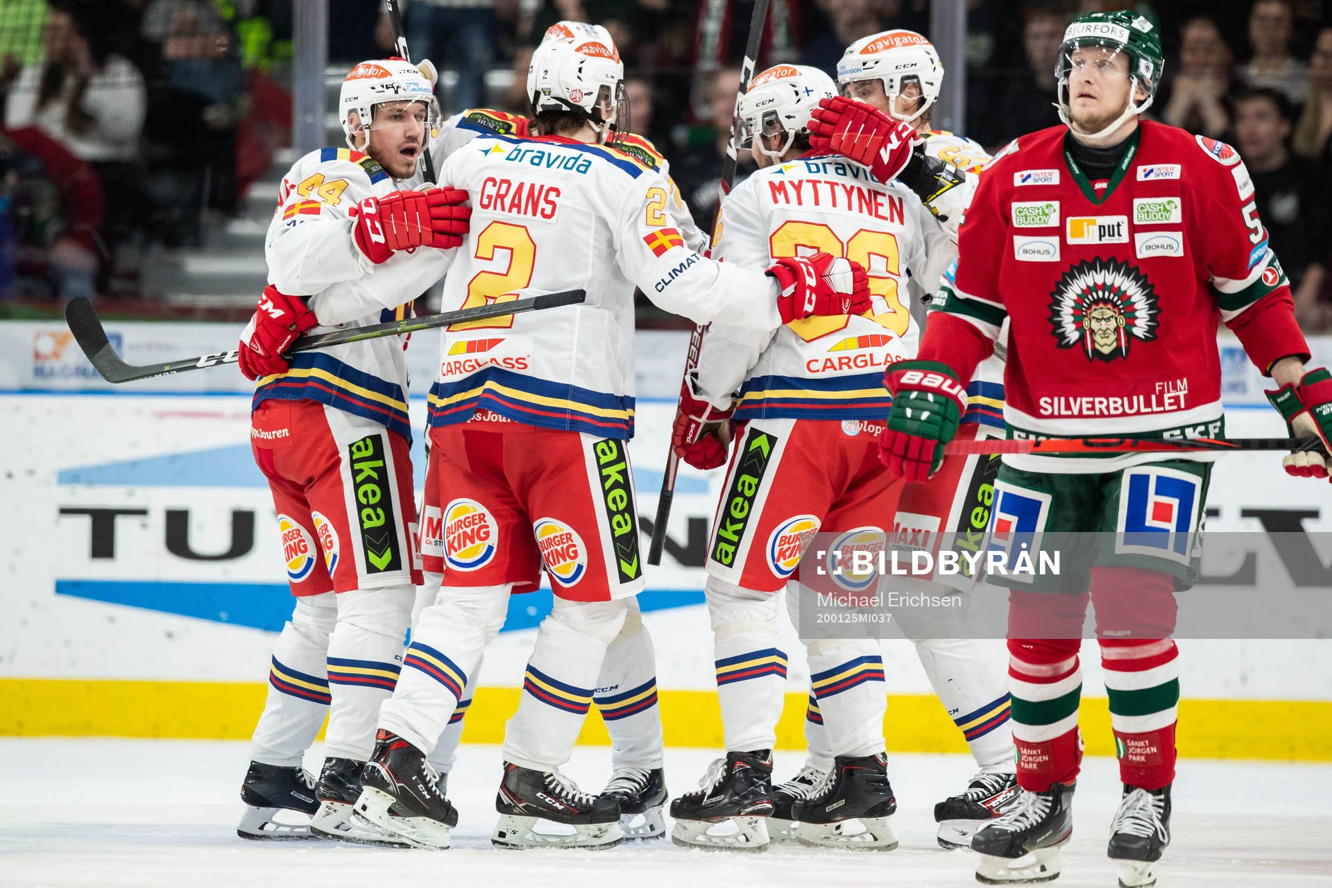 Malmö Redhawks Matias Myttynen jublar med lagkamrater
