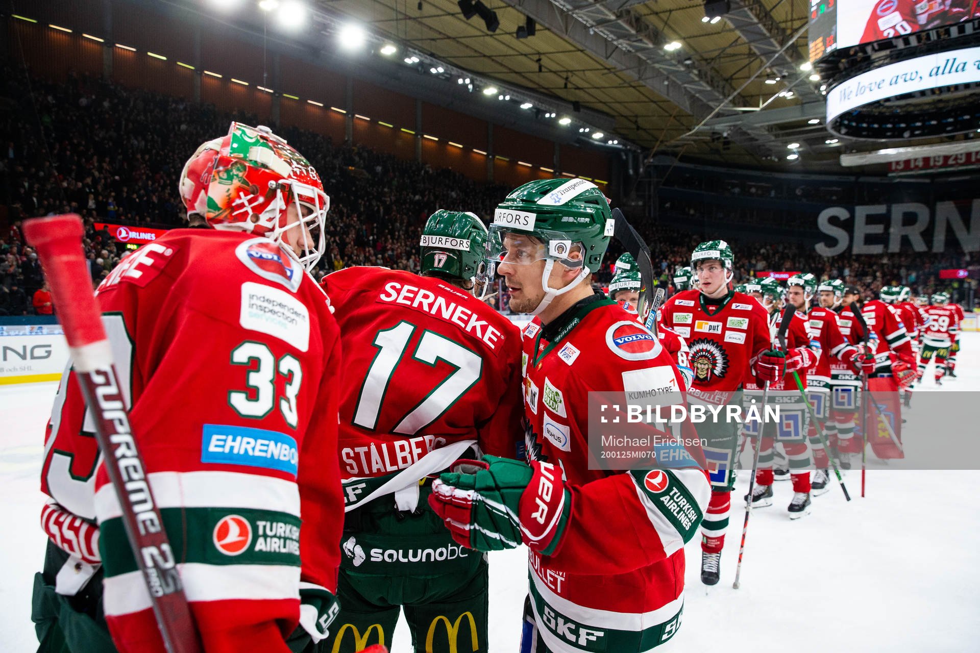 Frölundas målvakt Johan Mattsson och Nicklas Lasu jublar