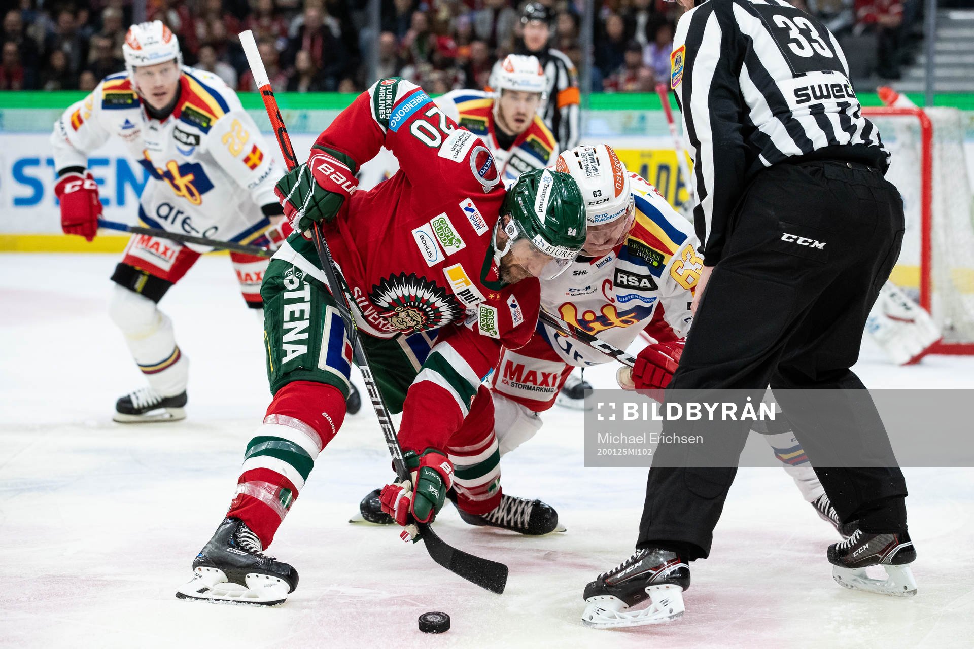 Frölundas Joel Lundqvist tekar mot Malmö Redhawks Fredrik